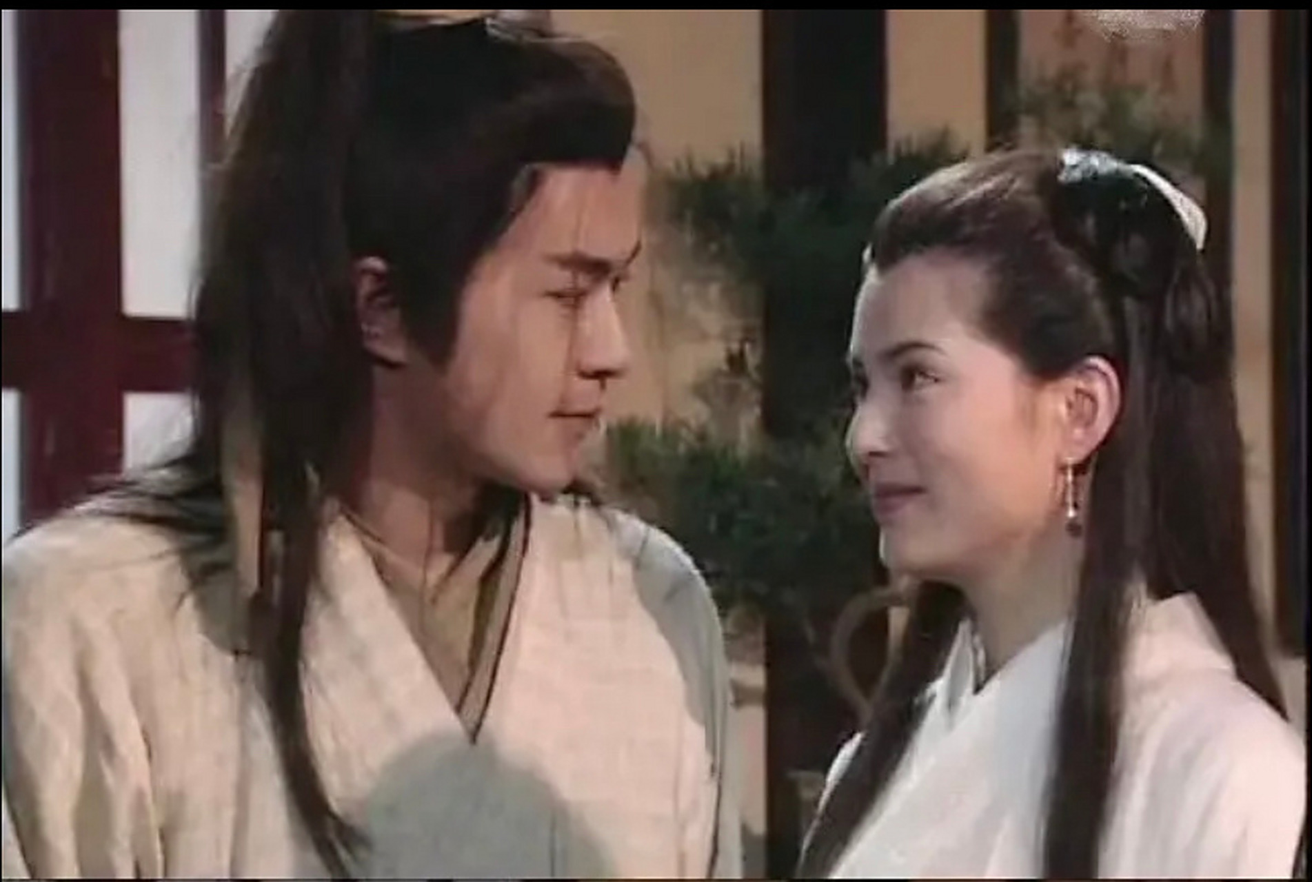 李若彤版的小龙女和古天乐的杨过在当时称得上国民大热cp了,姐弟恋