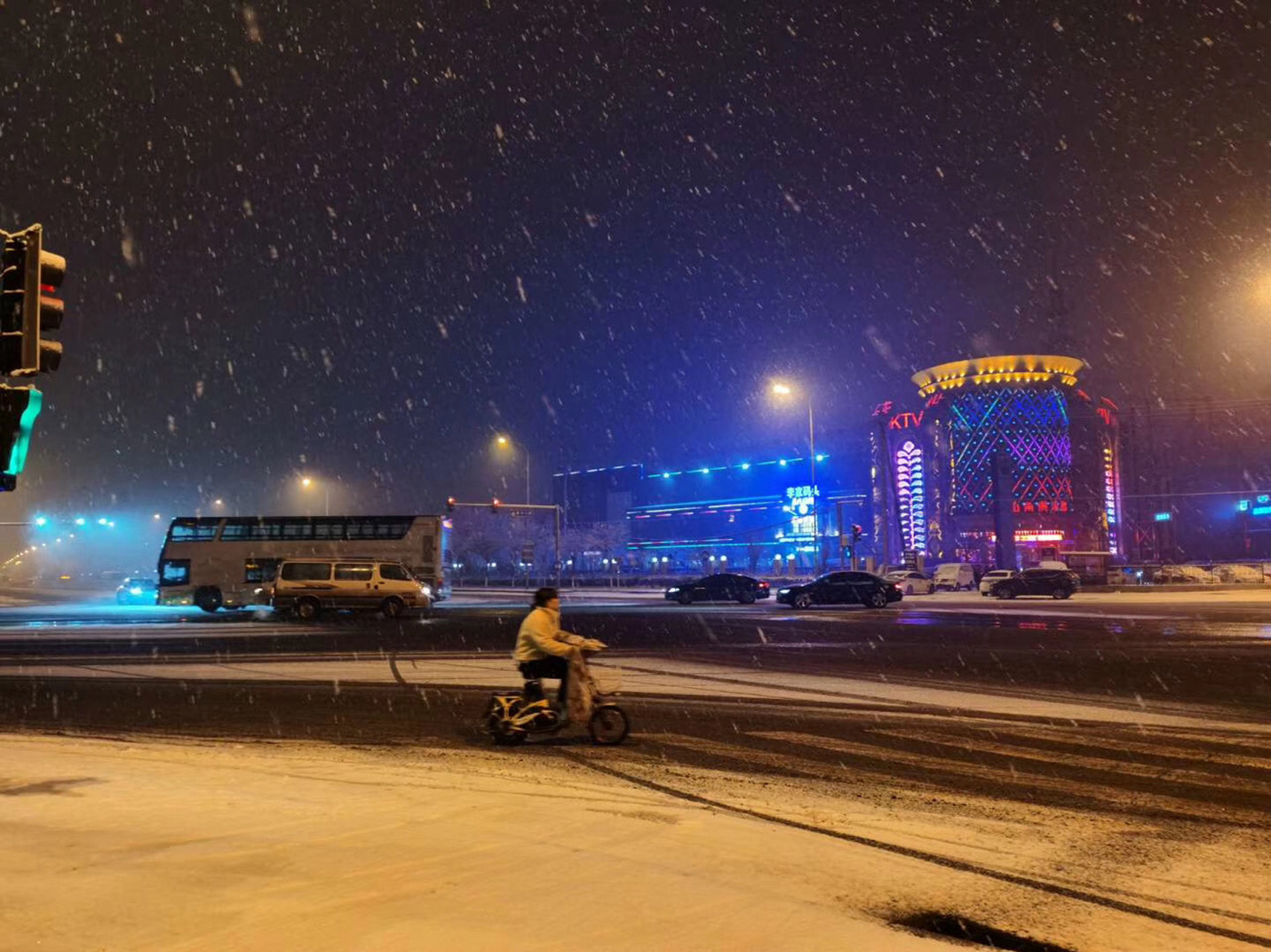 大雪纷飞,愿身边的人一切安好. #2020年第一场雪