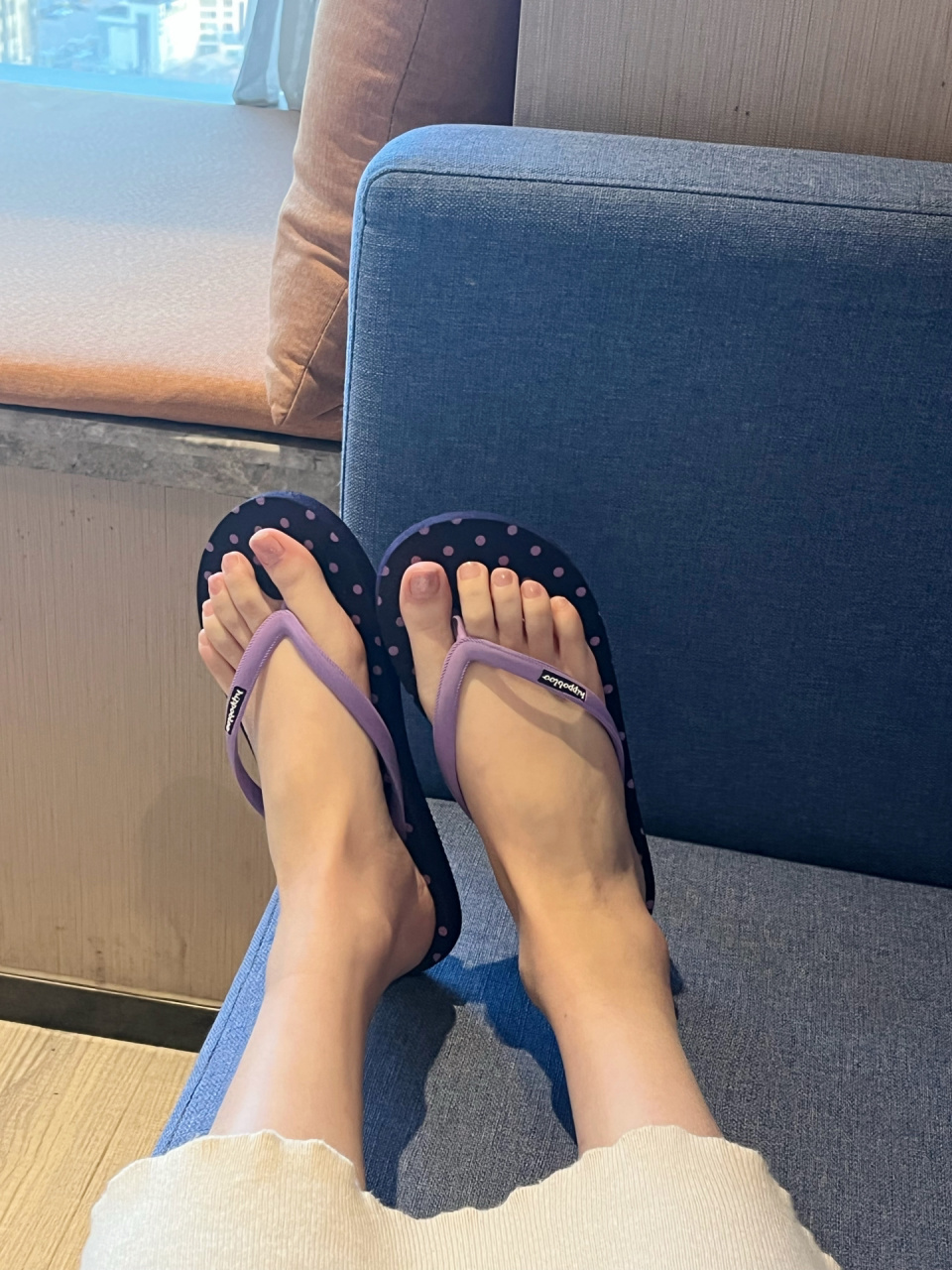 泰国原装进口的乳胶人字拖,整双鞋子质感嘎嘎高级,出去旅游必备!