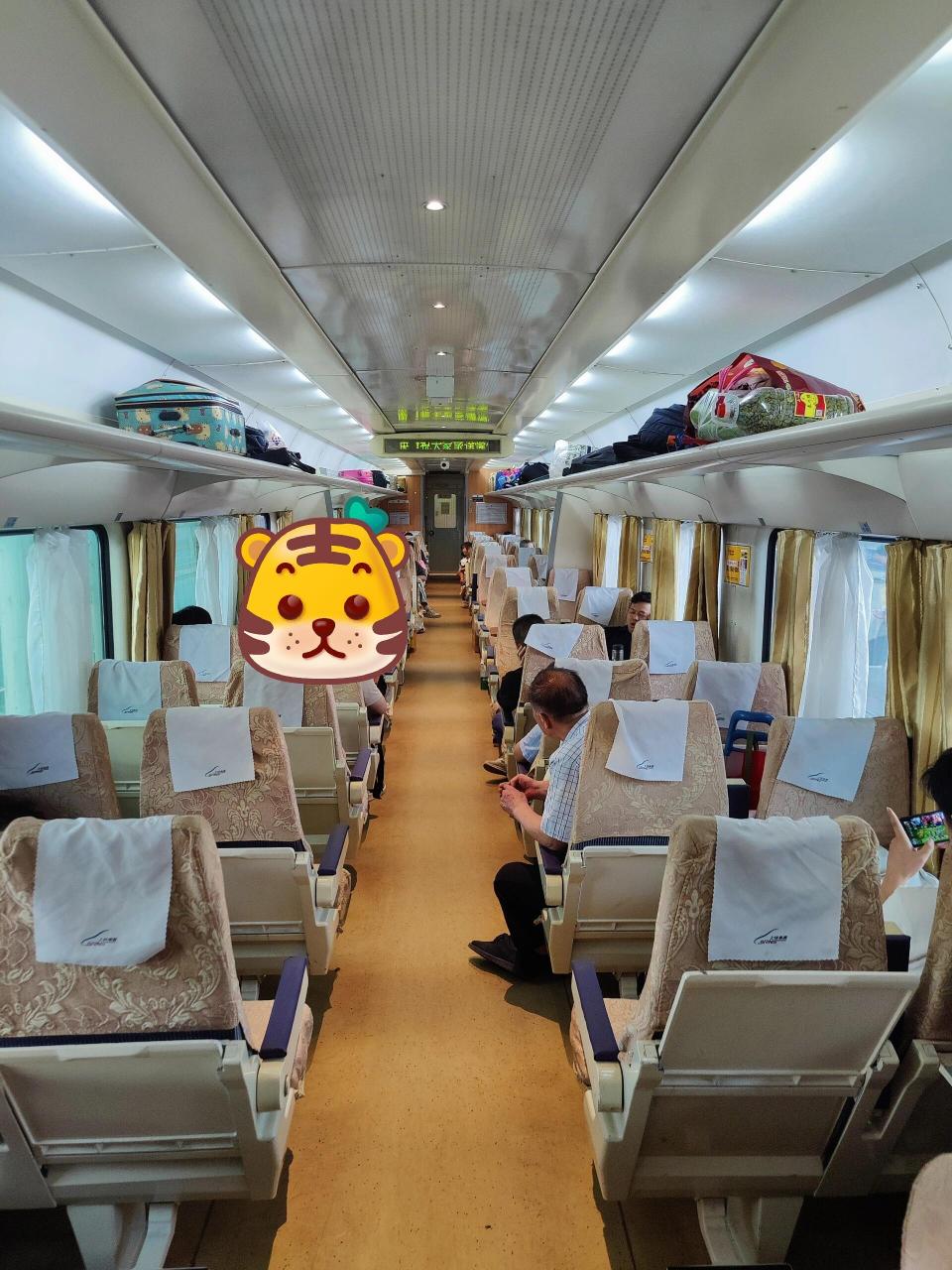 第一次坐绿皮软座 人不多,比硬座坐着感觉舒服多了