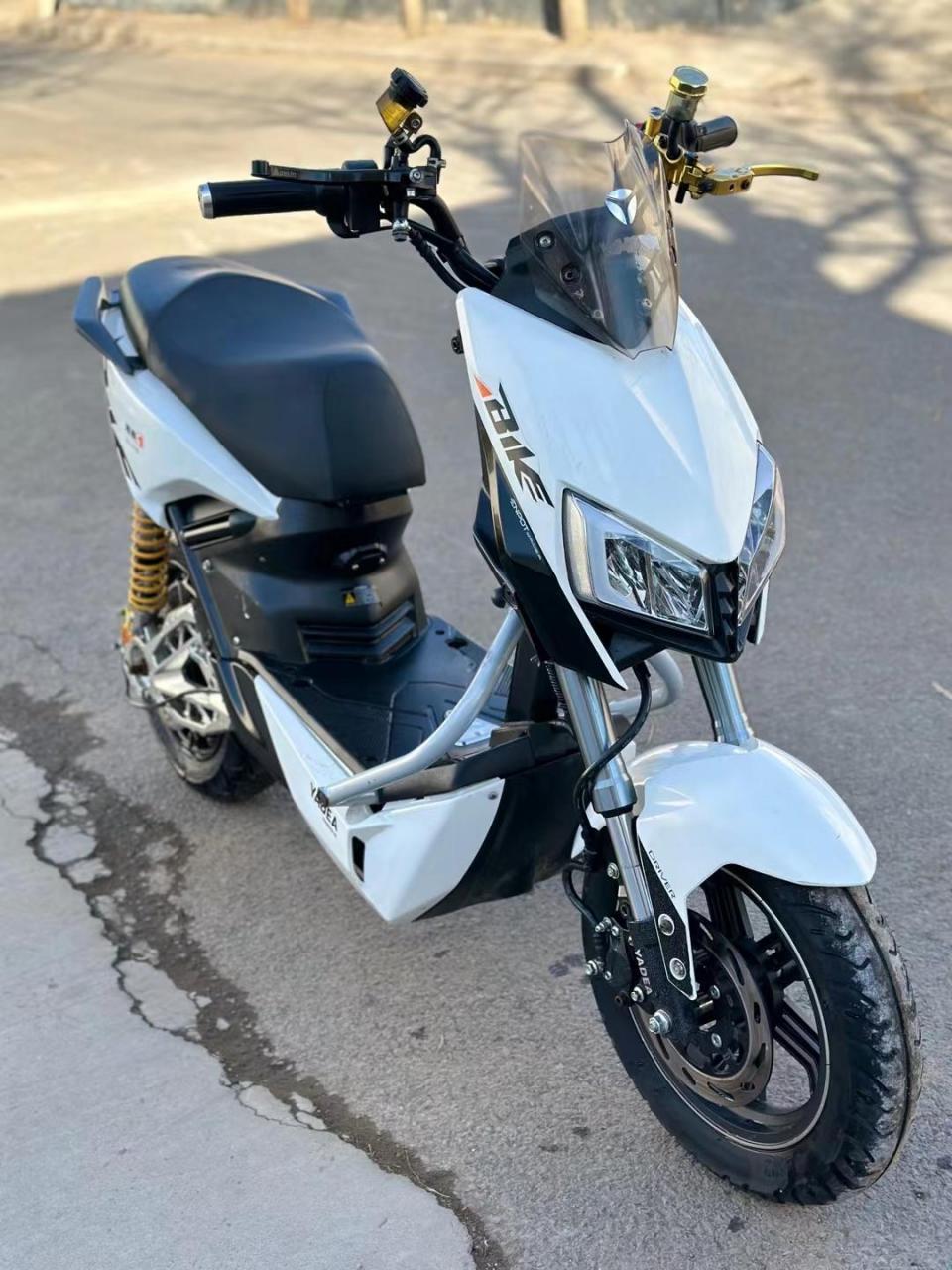 903xxx,最新拿下22年精品小改雅迪x5,升级350拉3000,升级直推卡钳一