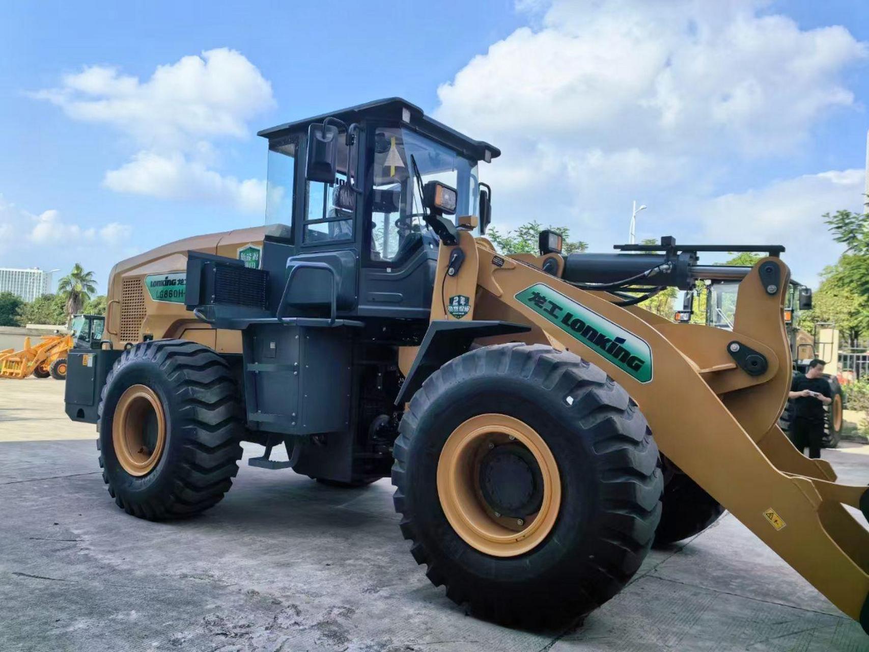 龙工lg860h-e新能源装载机:配320kw充电桩,电池质保5年1万小时,衰减至