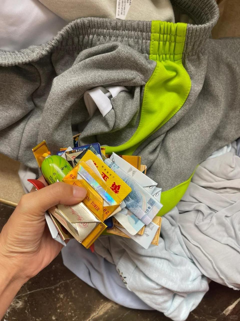 这是一位网友在给自己的儿子洗衣服时,从儿子裤兜里面翻出来的东西