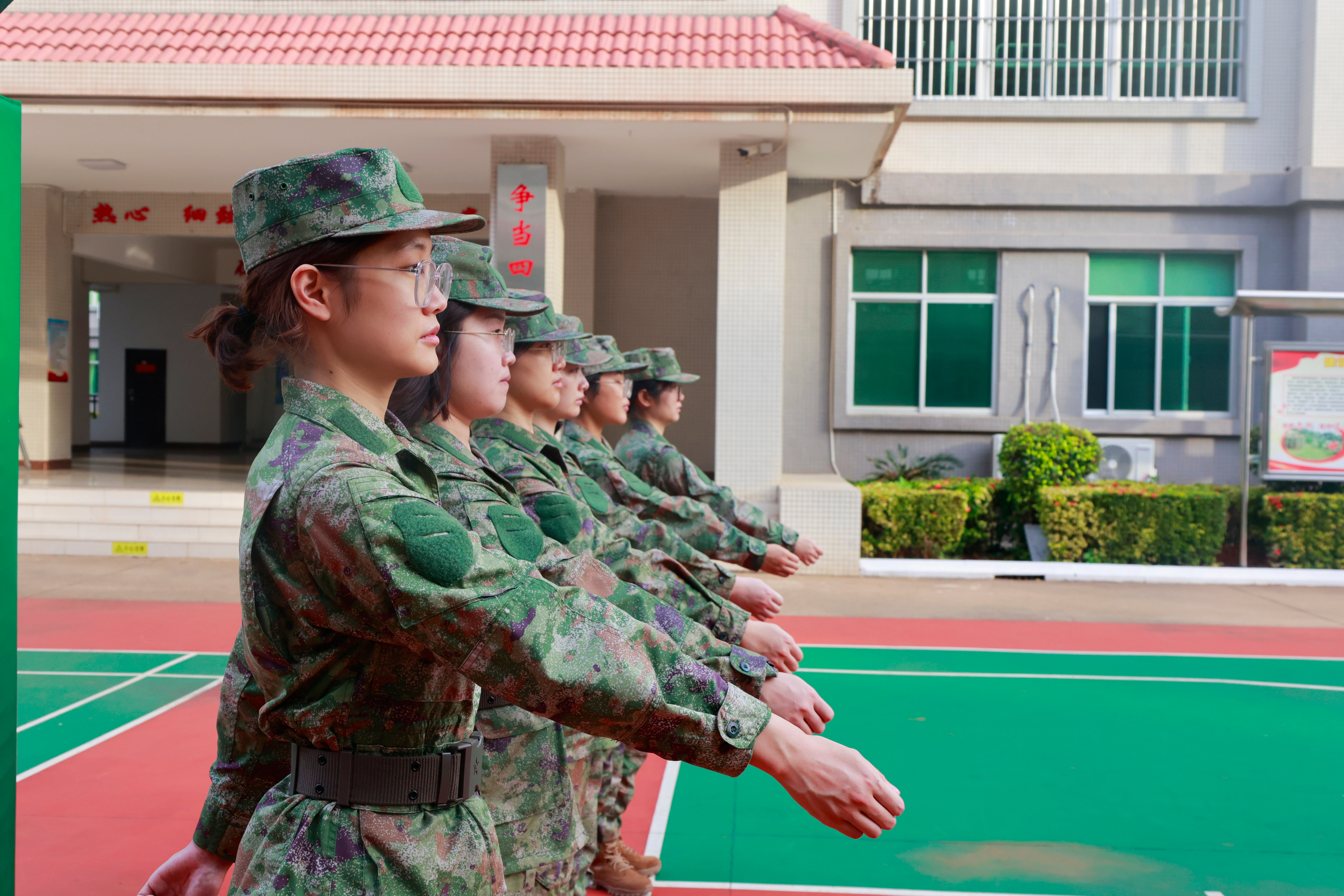 携笔从戎,"双一流"大学生来当兵穿上军装,心怀梦想,莘莘学子,建功军营