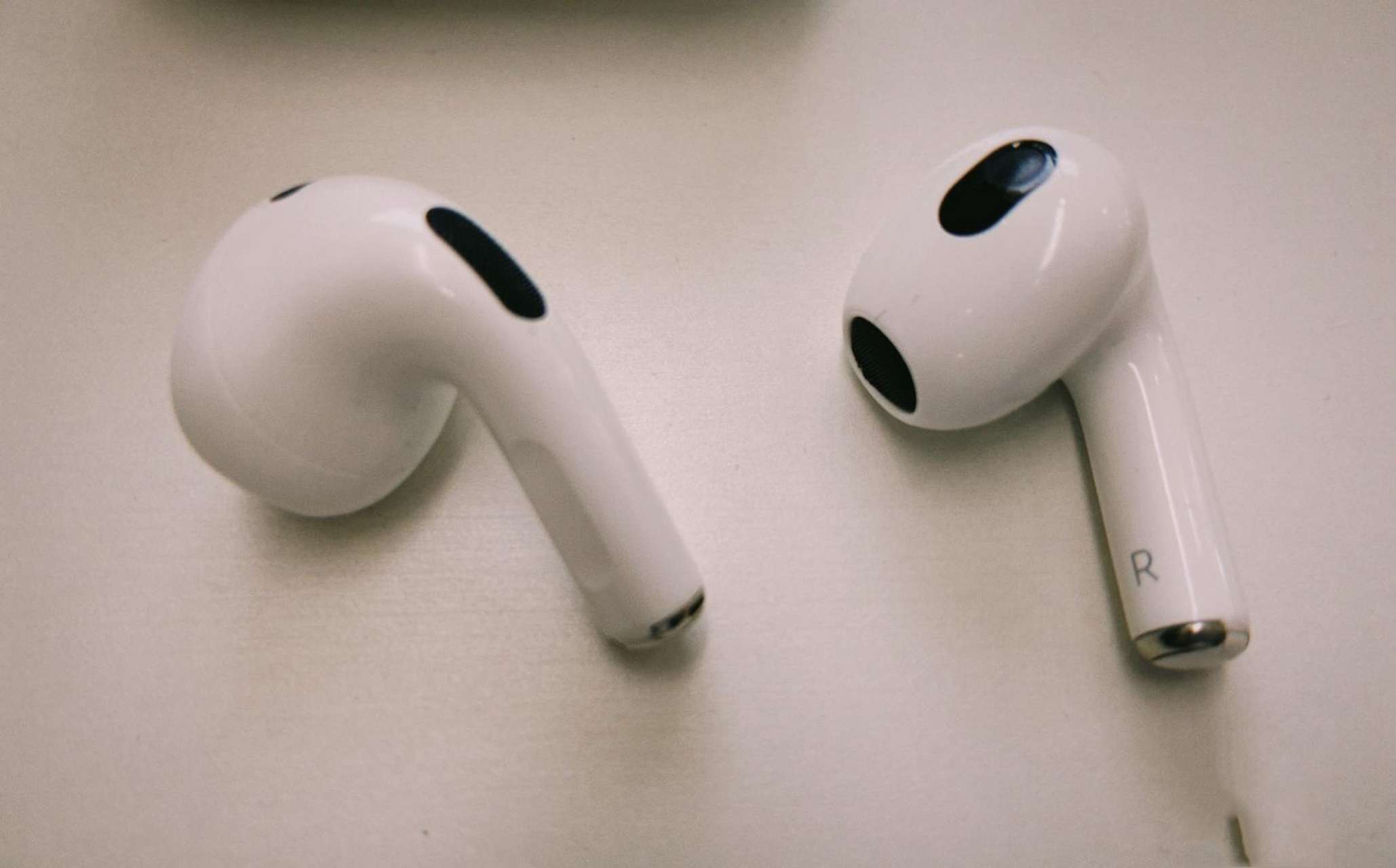 pods3可能有降噪 因为国产有半入耳式的降噪耳机 虽然达不到airpods