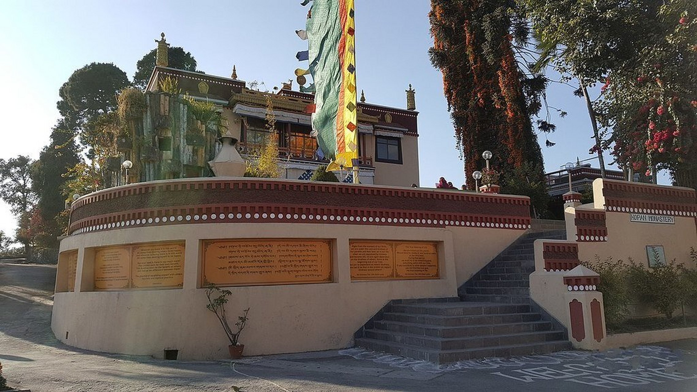 作为一个印度教及佛教影响无所不在的城市,加德满都的寺庙往往会被