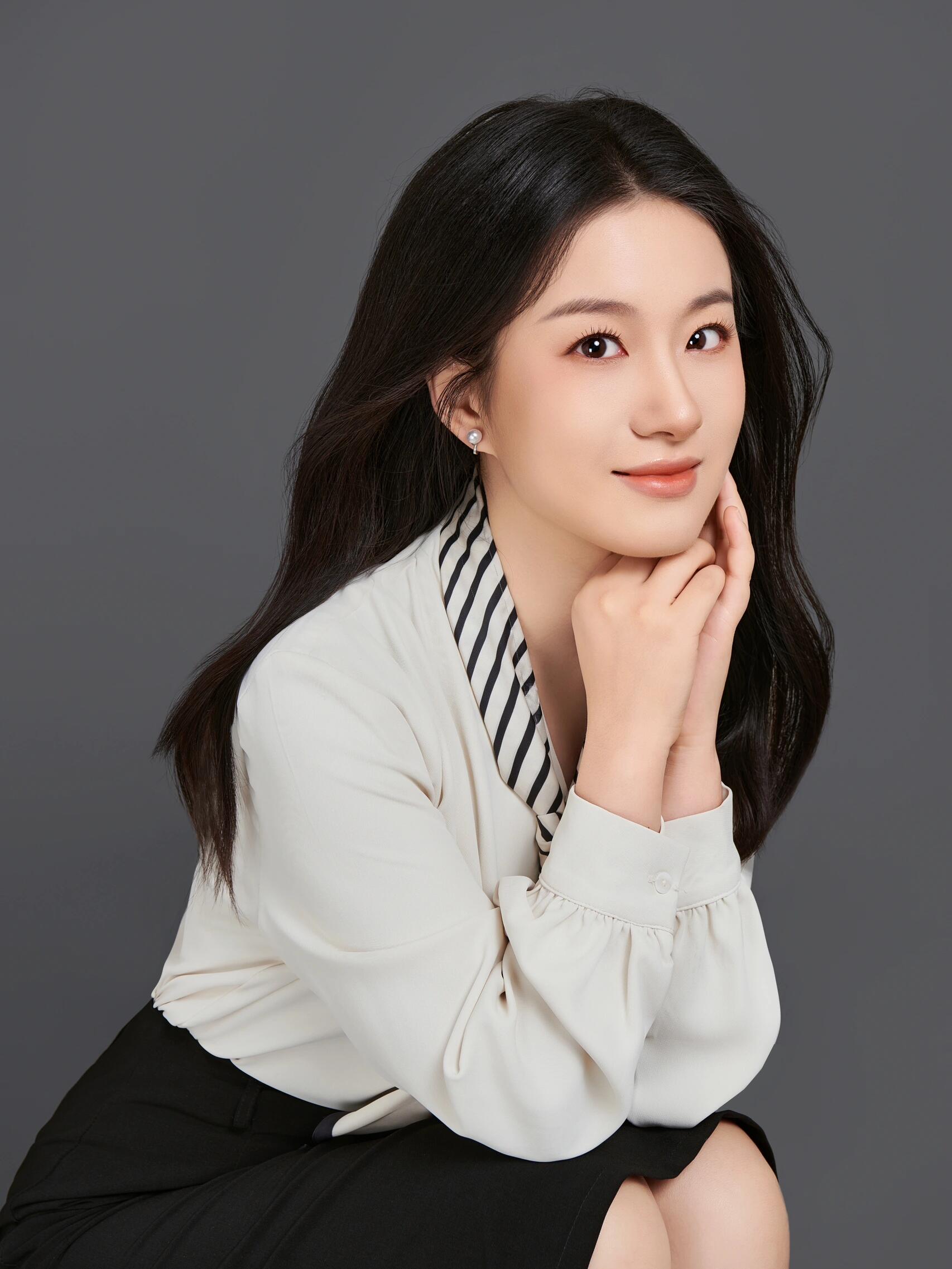 正好学校要交个人形象照 上次拍形象照还是刚进校当老师的时候,拍得也