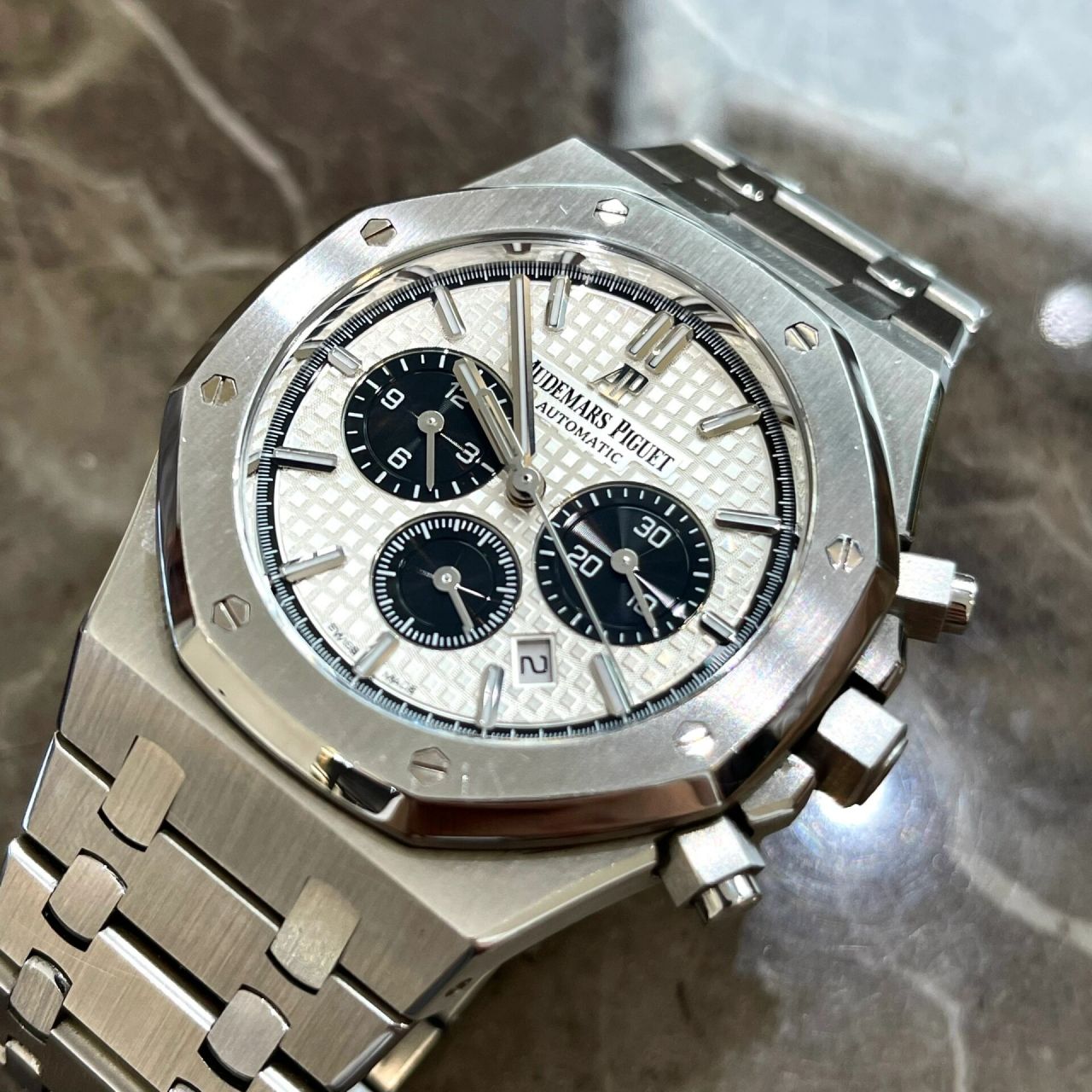 爱彼|26331st白熊猫 这是爱彼皇家橡树系列的26331st白熊猫盘面,41的