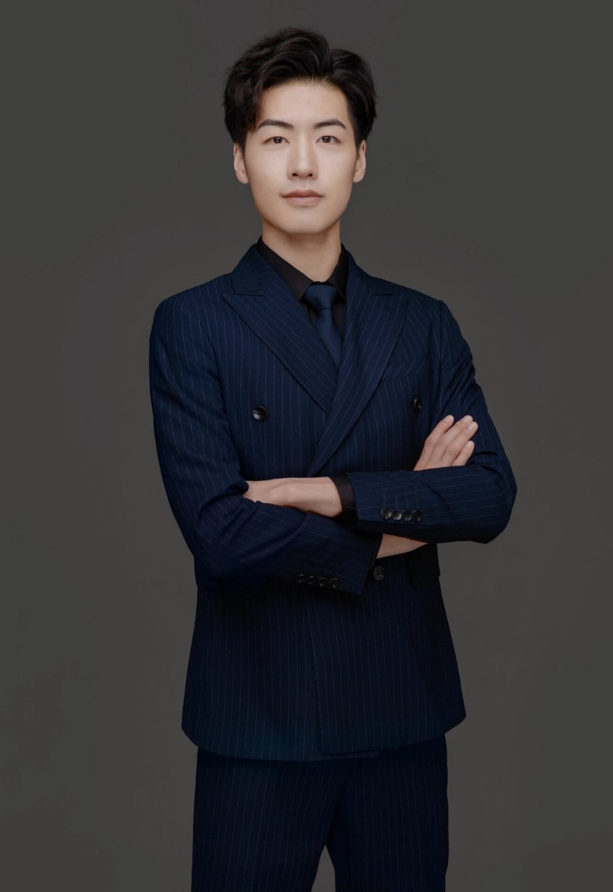 男士形象照|追求质感的职场精英看过来 简约的灰色调 搭配时尚感十足