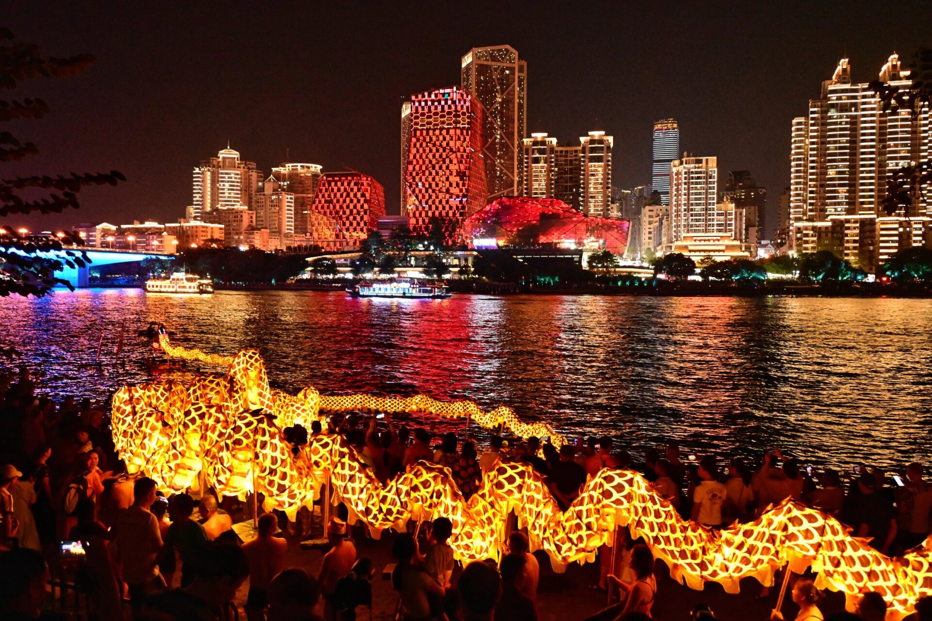 柳州百米夜龙点亮百里柳江 在江滨公园散步,没想到竟然碰到如此惊艳的