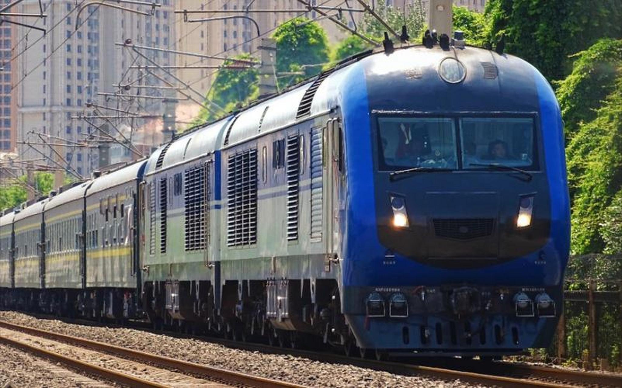 东风11g型内燃机车(df11g),是中国铁路使用的固定重联准高速柴油机车