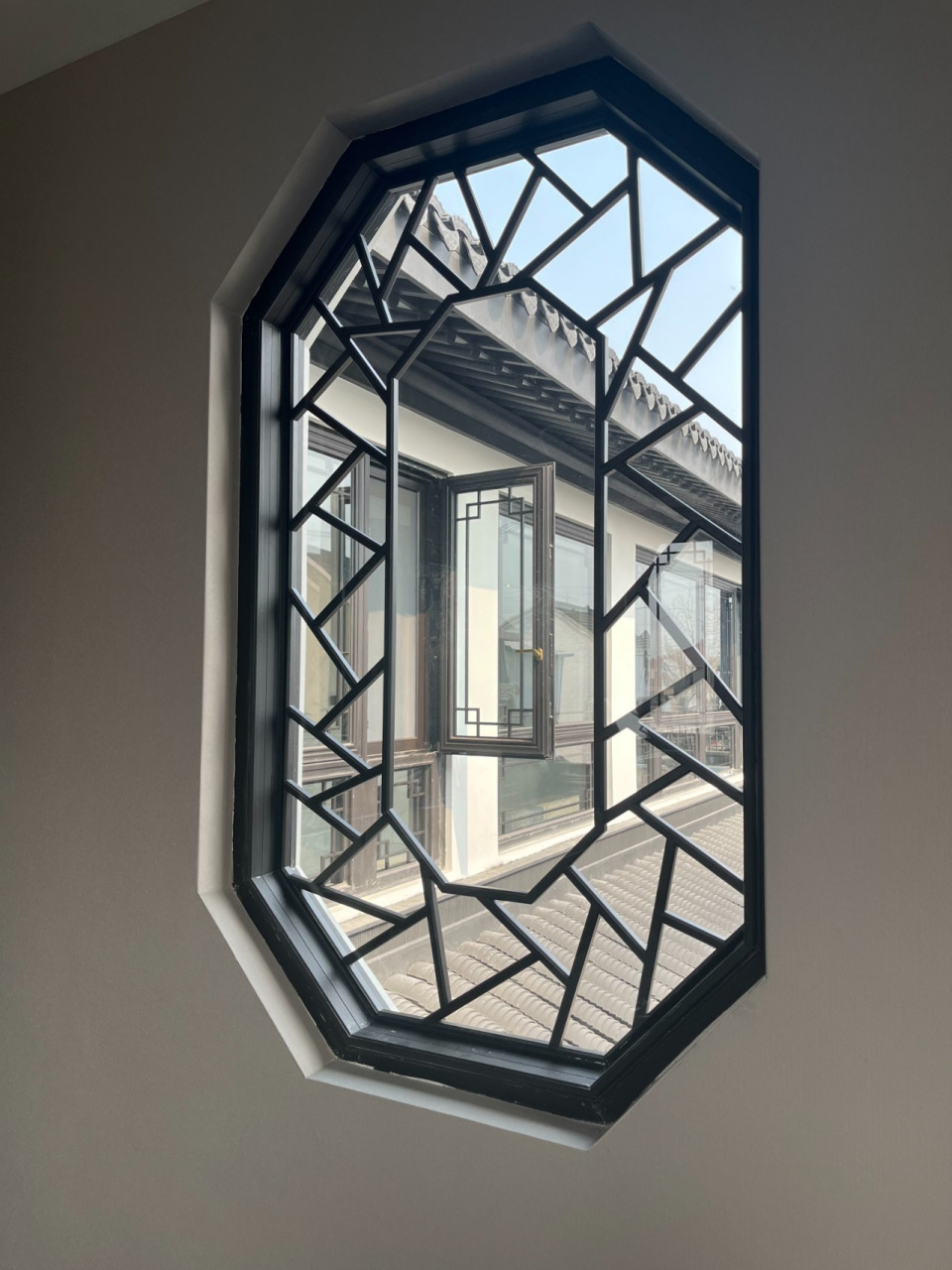 传统中式窗由窗框和窗棂组成.