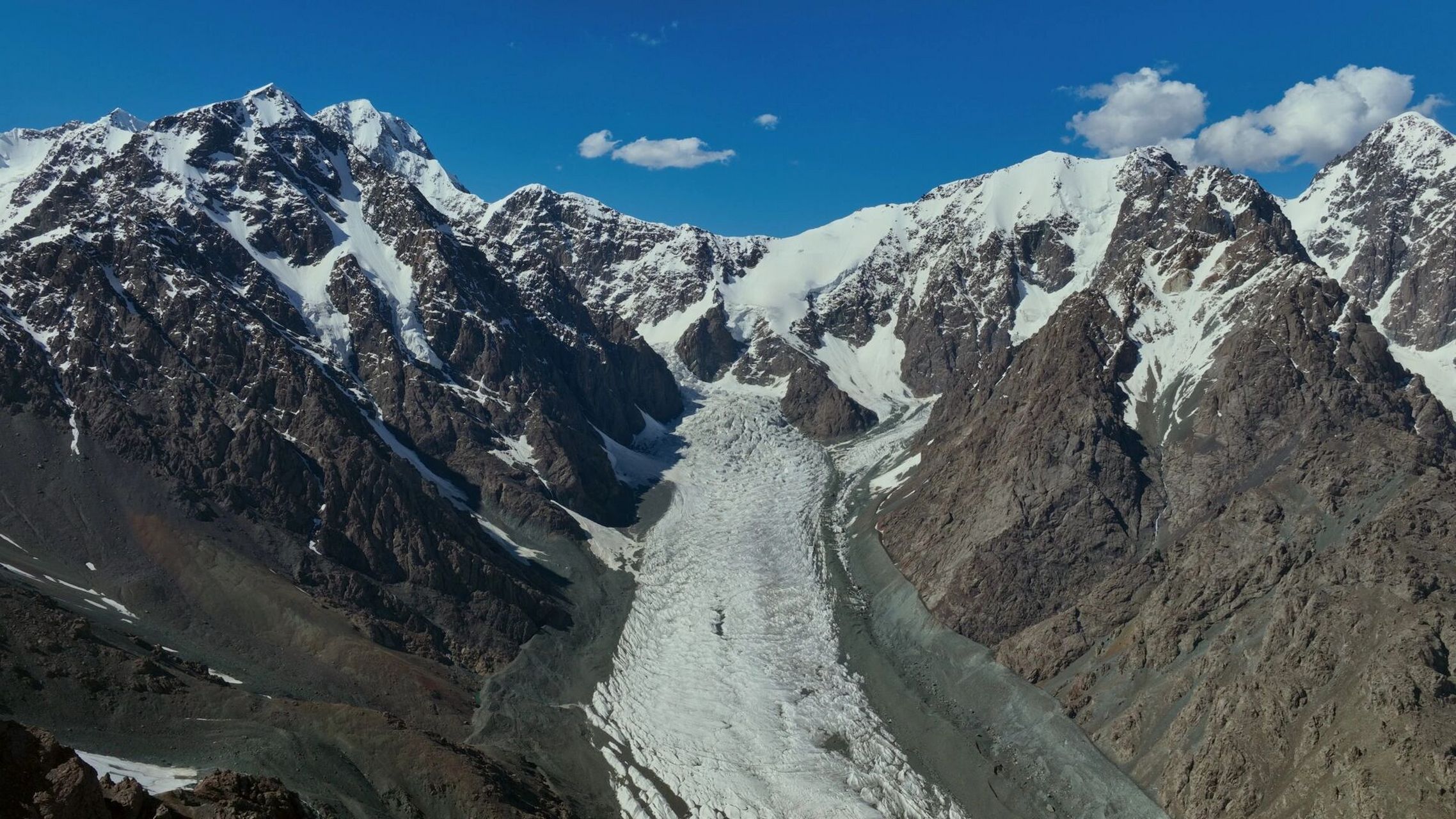 眼前的这座雪山就是海拔5445米的天山第二高峰——博格达主峰,至今仍