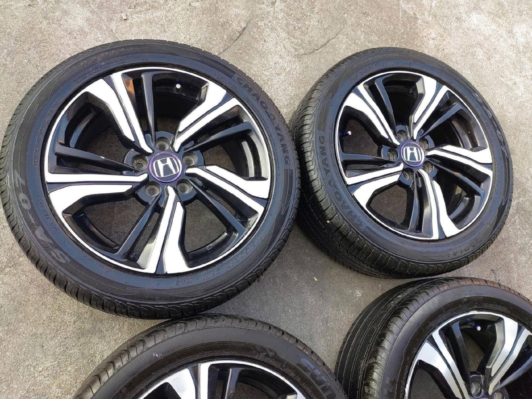 十代思域原厂17寸轮毂带胎一套,成色如图,无翻新,无修复,无变形