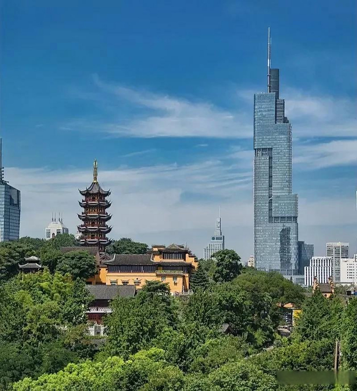 百年奇观,雾锁南京 南京的一座电视塔, 高的超过云层, 别的楼都看不见