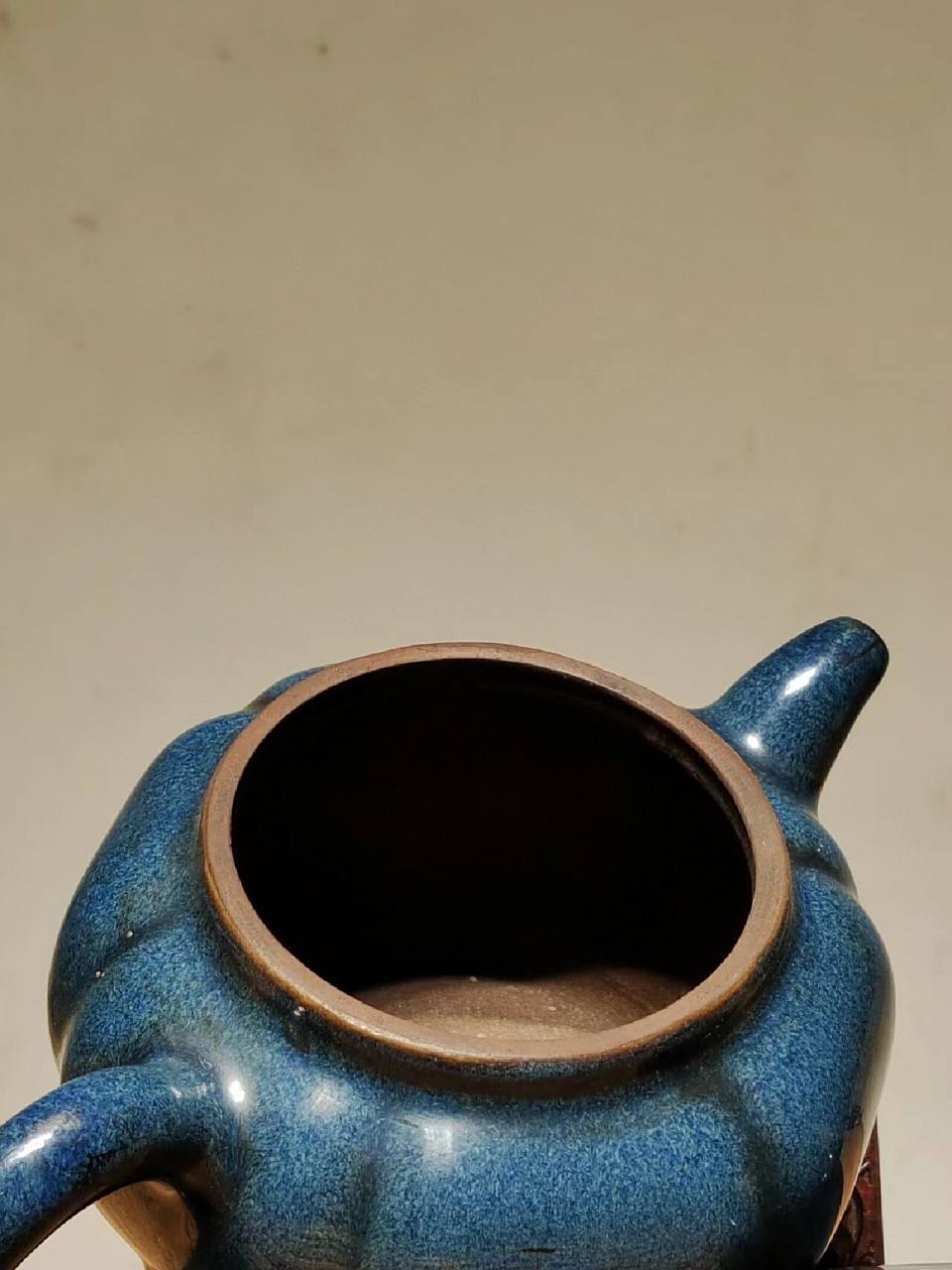 (葛明祥制)挂釉紫砂壶 (葛明祥制)挂釉紫砂壶 器型工整 出水流畅 品相