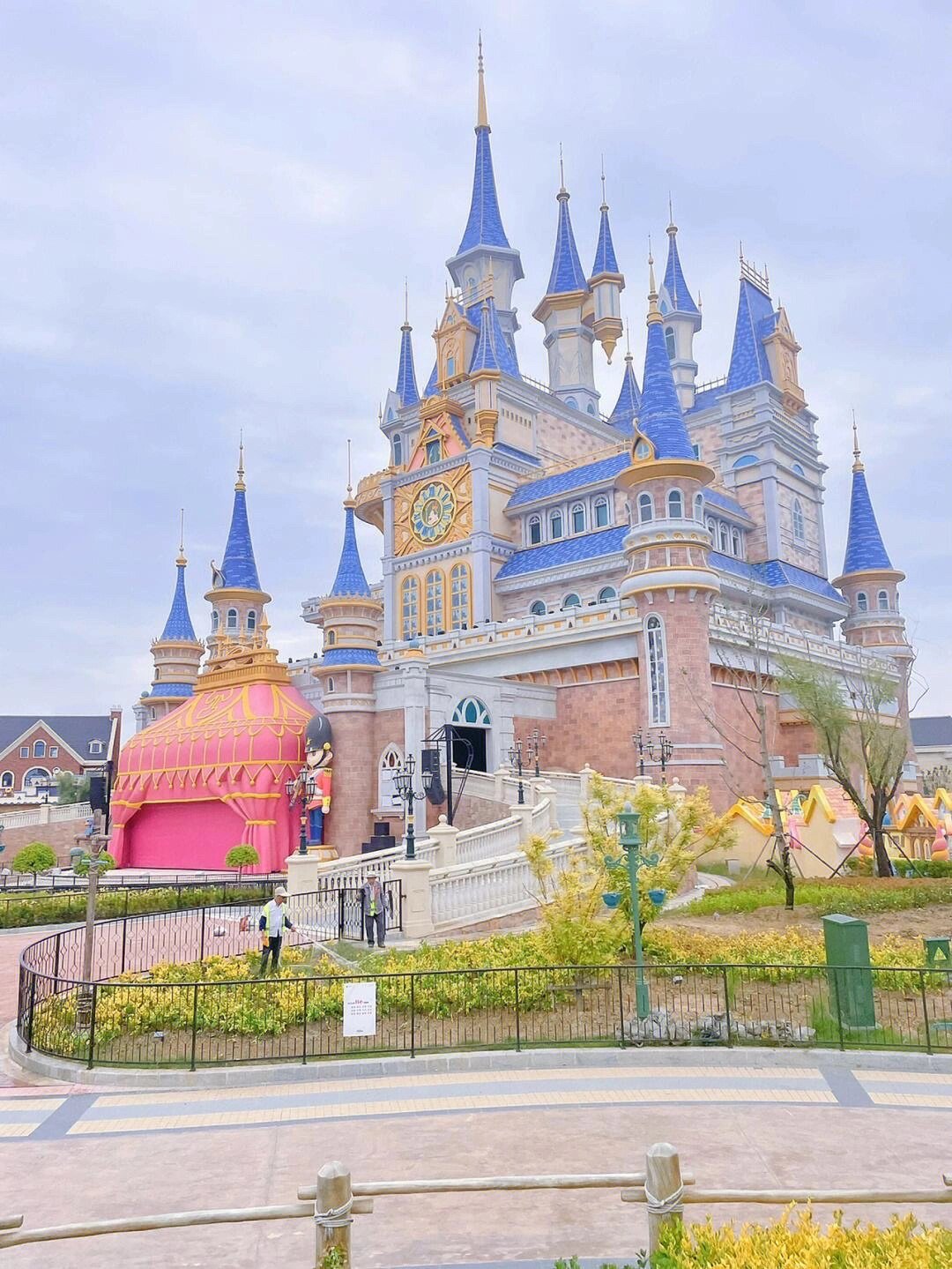 🎡 射阳安徒生童话乐园 🏰 📍 地址:江苏省盐城市射阳县射阳