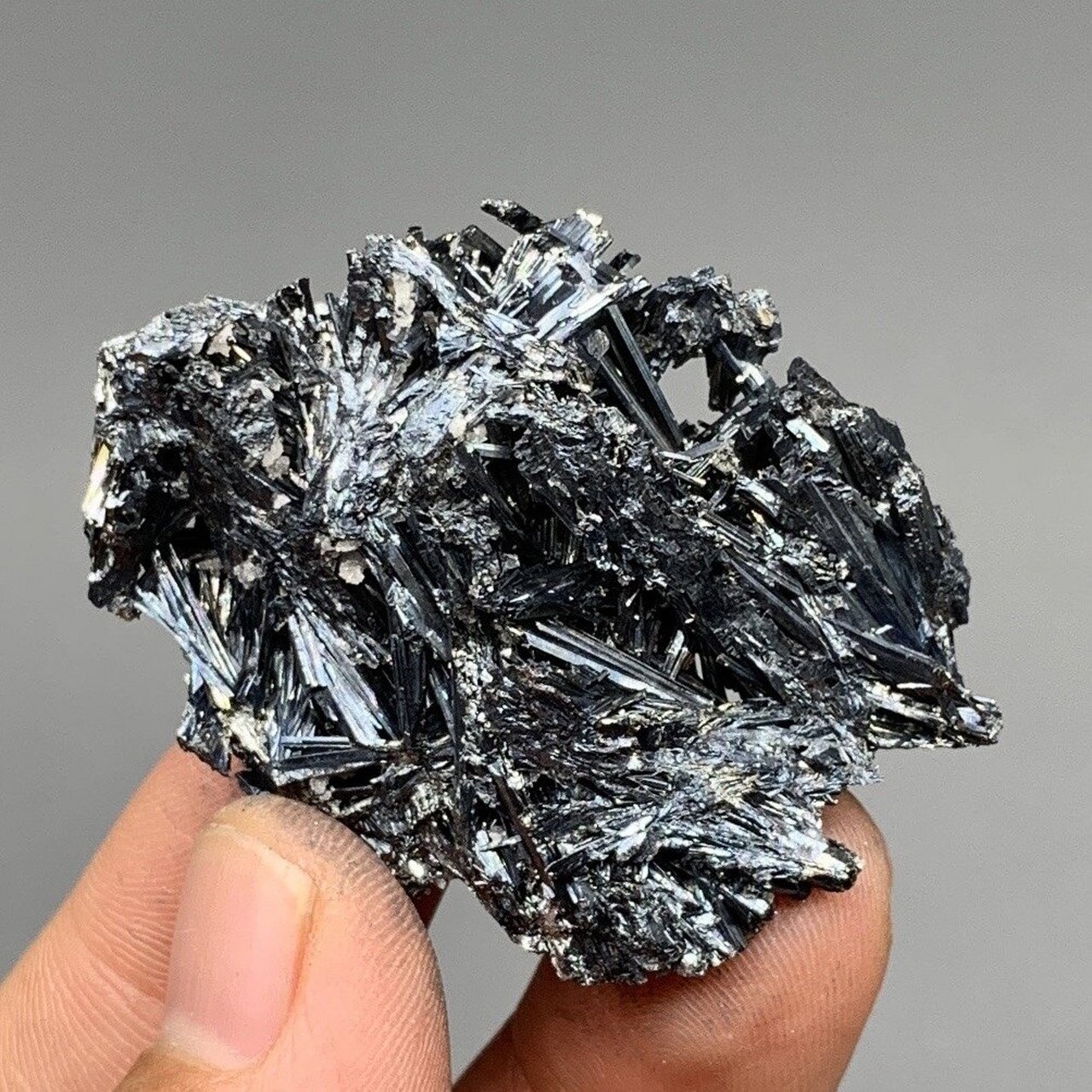 辉锑矿是锑的硫化物 ～辉锑矿(sb2s3)矿物.含锑71.