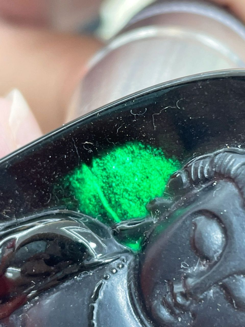 危料墨翠打灯后内部呈现丝网状或点状外观 缅甸墨翠整体会比较均匀