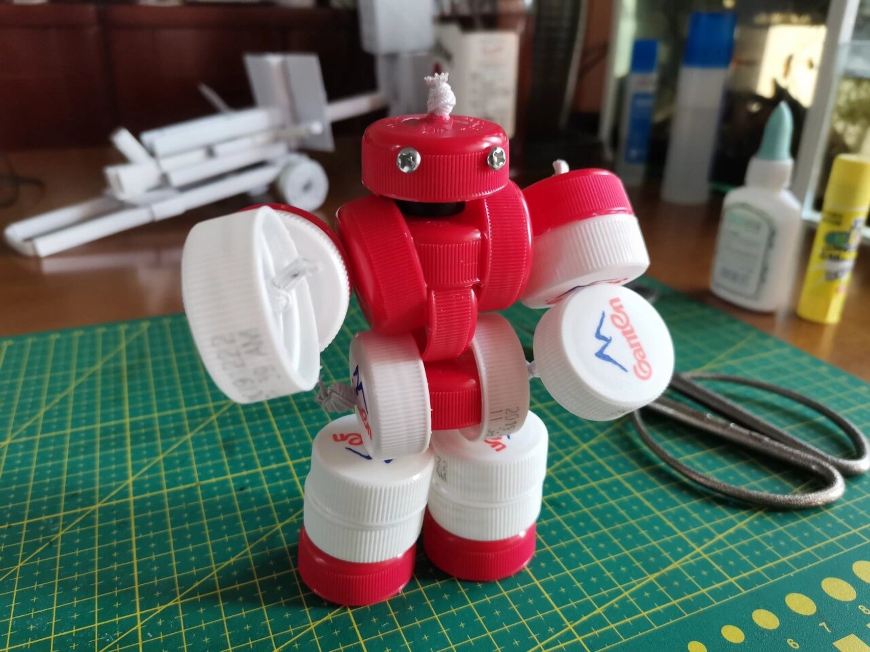 用瓶盖给娃制作小玩具 用矿泉水瓶盖制作小人,关节可以活动,摆各种