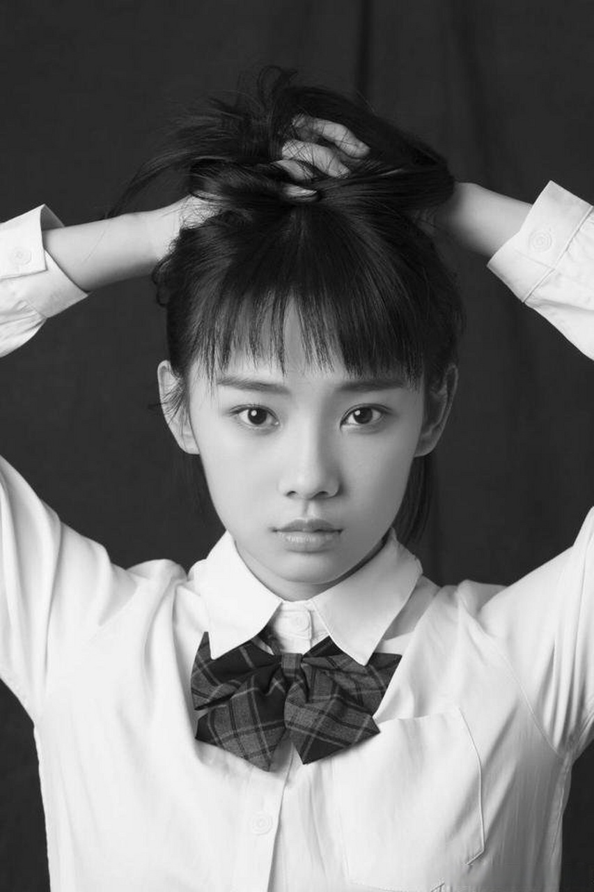 几年前第一次看鲁照华的戏是《闪光少女》,演技很好,演的很自然和相貌