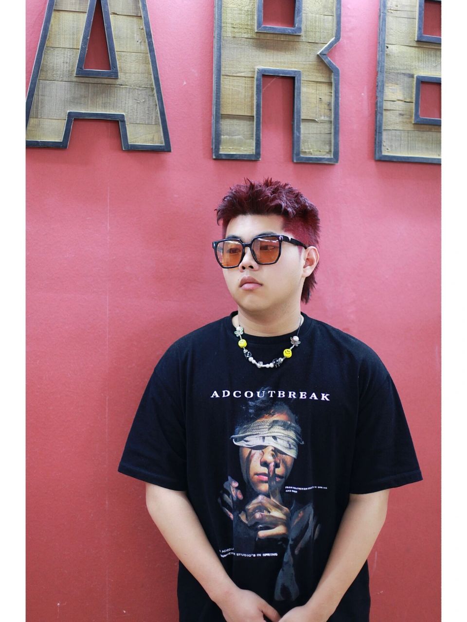 功夫胖同款"狼尾朋刺头造型"夏季男生发色 这款发型属于日系风格 长度