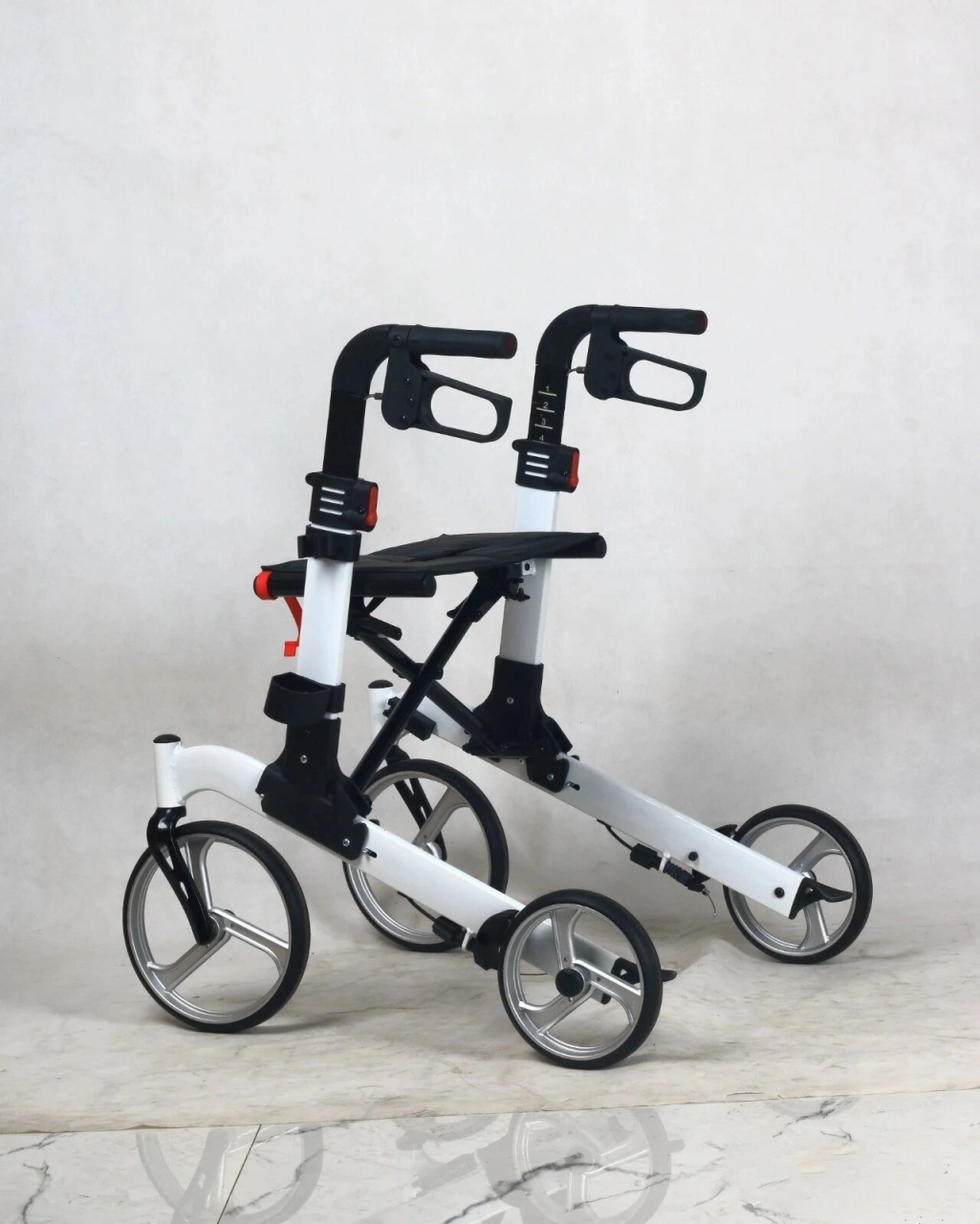 适老化辅具用品 老人四轮助行车 助行器  产品特点: 极便捷:极大的