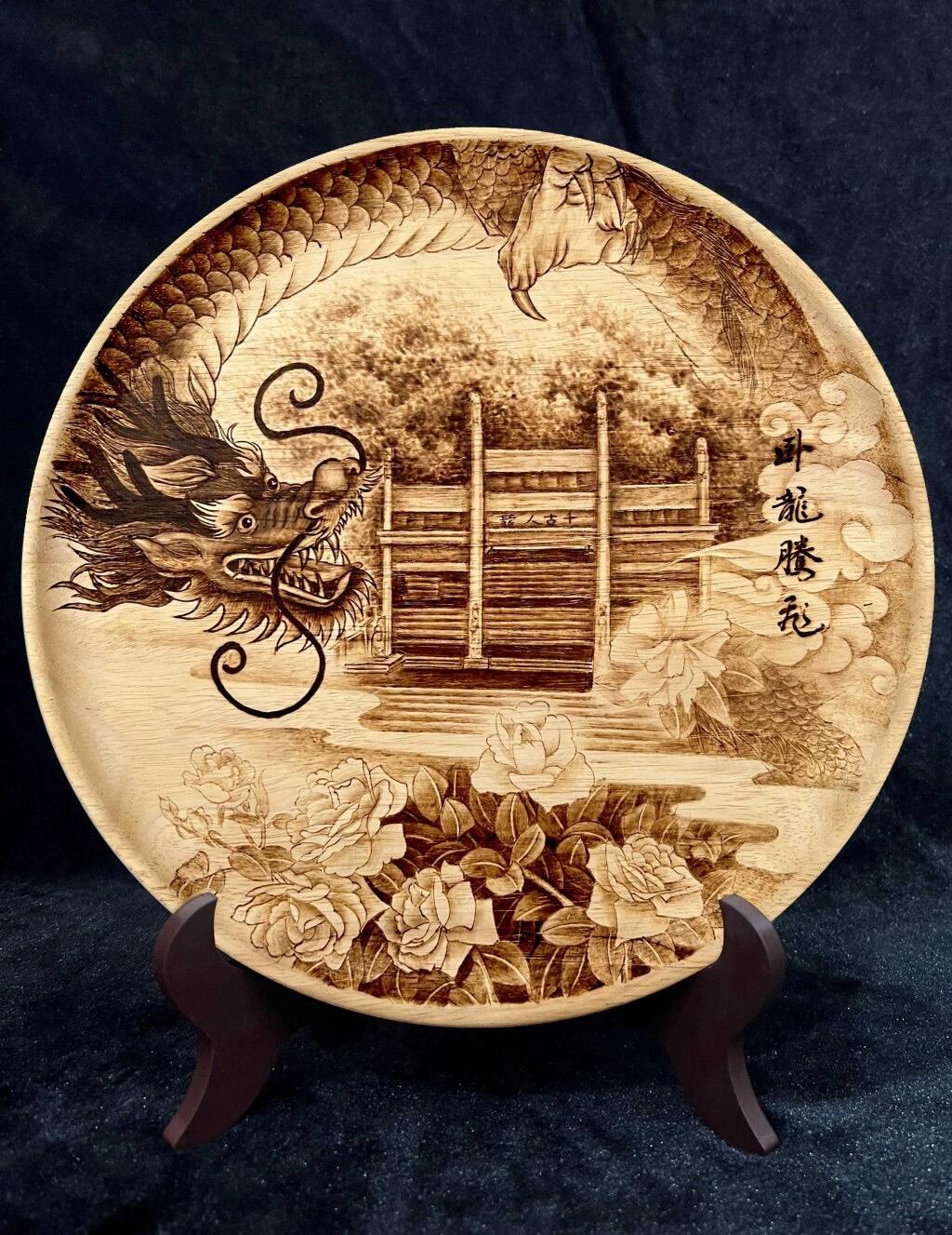 南阳烙画是根据炭化原理,以高温烙具在可炭化材料上勾勒烘烫,呈现自然