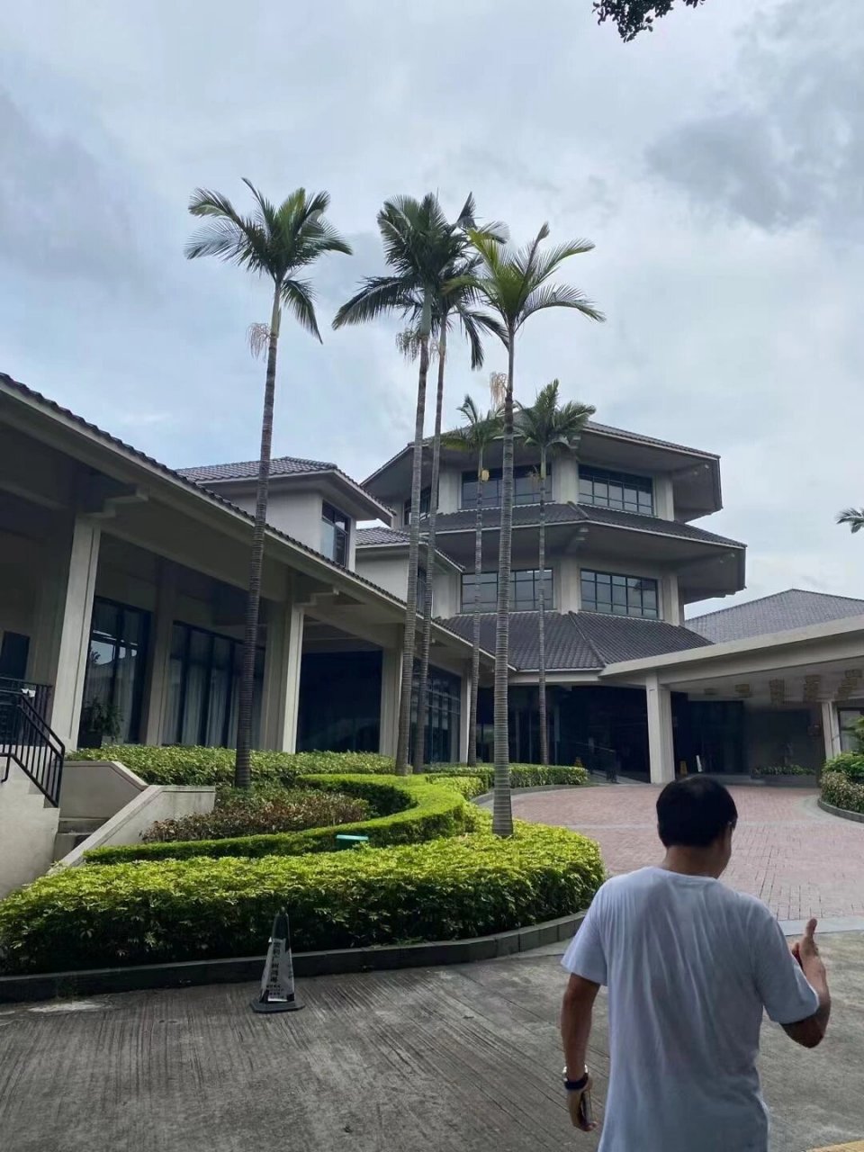 麓湖名轩独栋别墅 麓湖名轩独栋别墅,350方三层,花园大约200方可停七