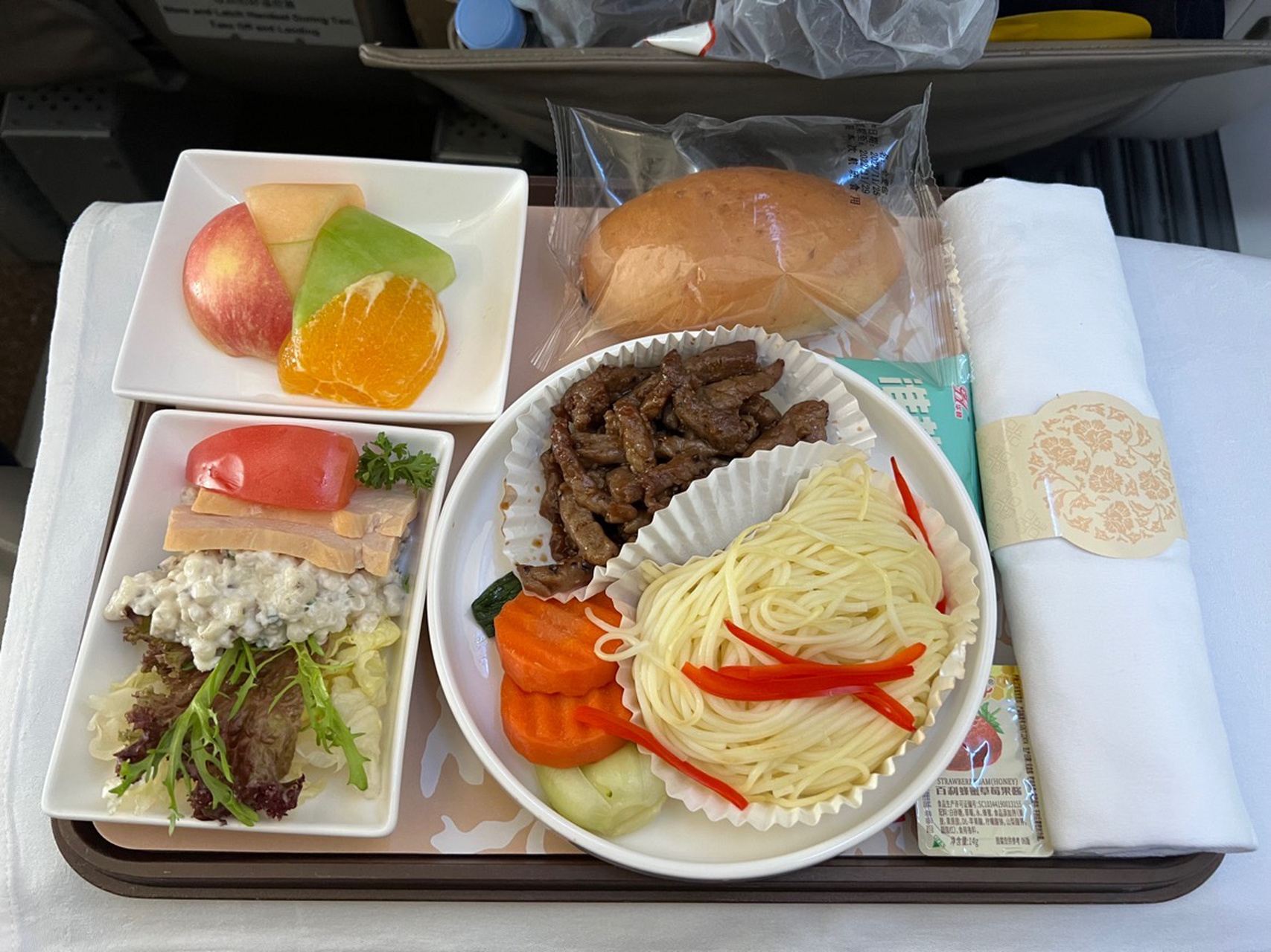 东航头等舱餐食 61龙利鱼盖饭 ·黑椒牛肉面条 ·糖醋里脊盖饭