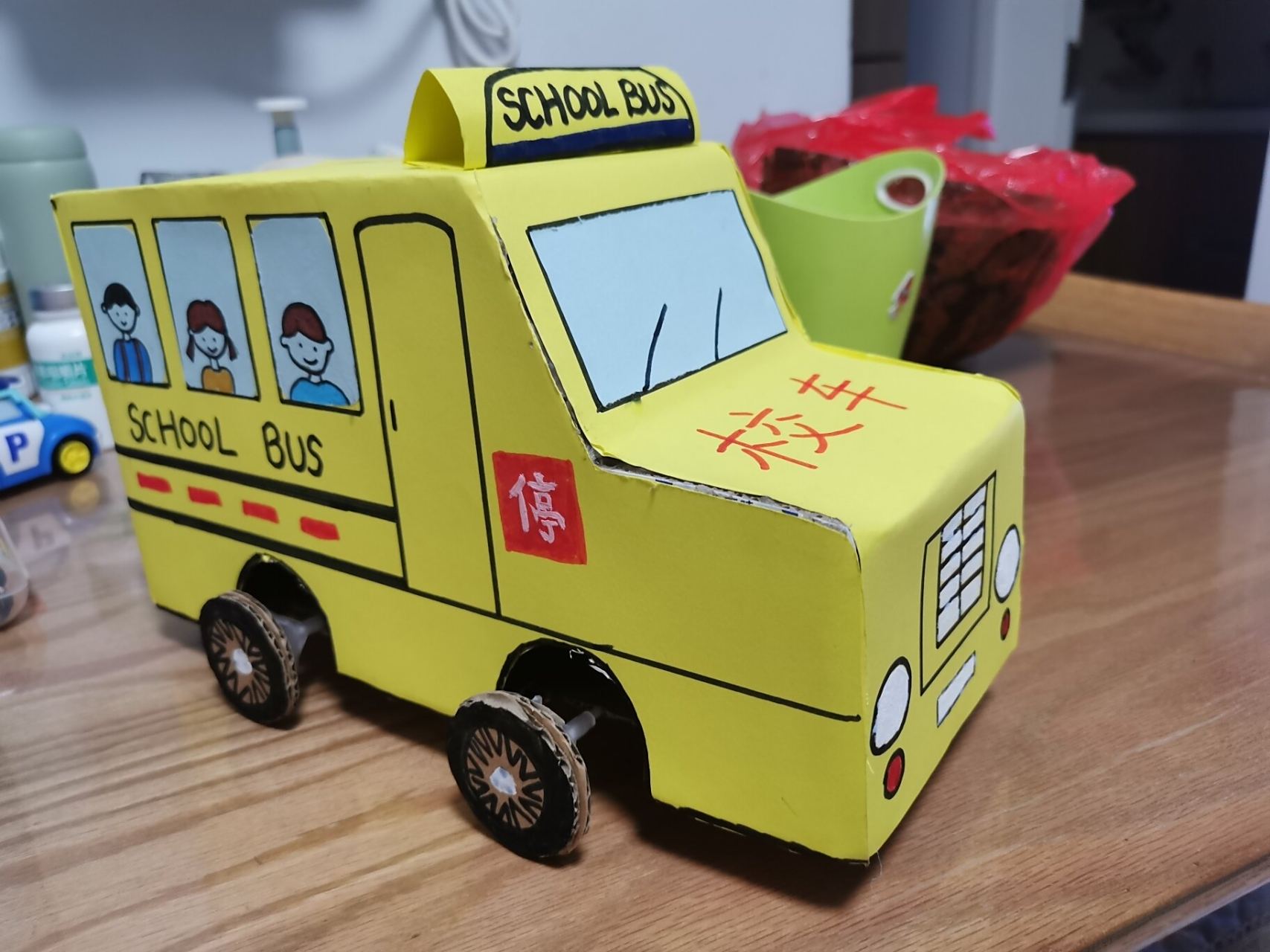 手工小汽车—校车 娃娃幼儿园手工作业,废旧纸箱做校车,借鉴大家的