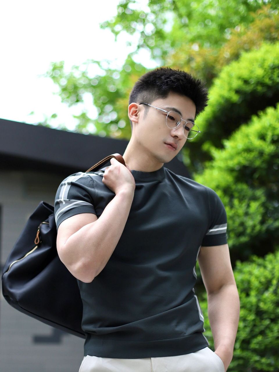 所以穿搭就是长短搭配,短袖配上长裤,冷了随便套件衬衫就好啦.