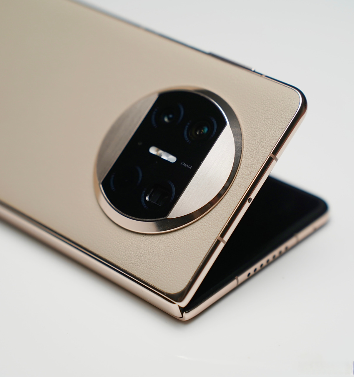 「华为mate x3晨曦金图赏」颜色是那种低饱和度的金色,很好看,背板是