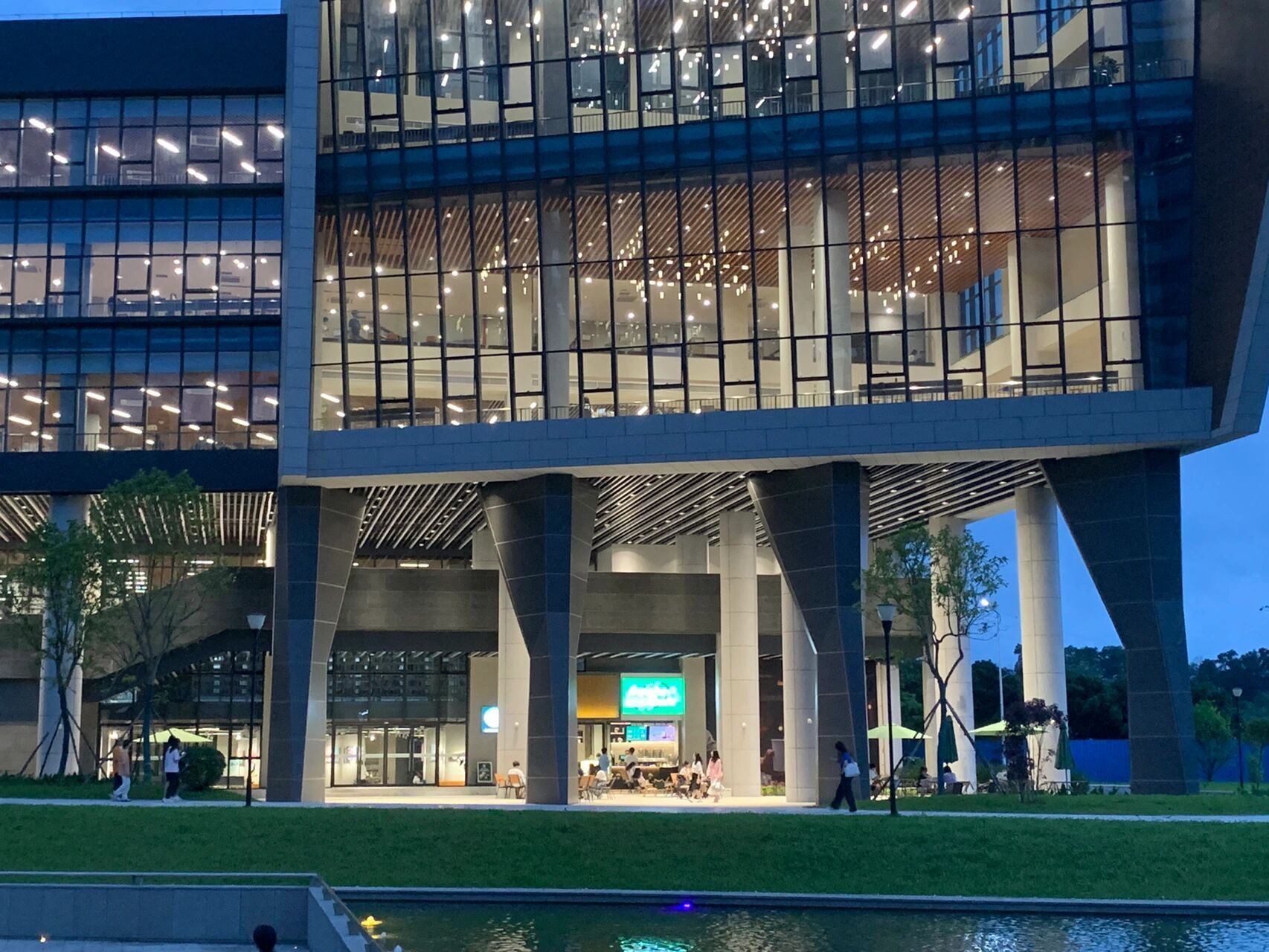 广东白云学院新图书馆今日开幕!