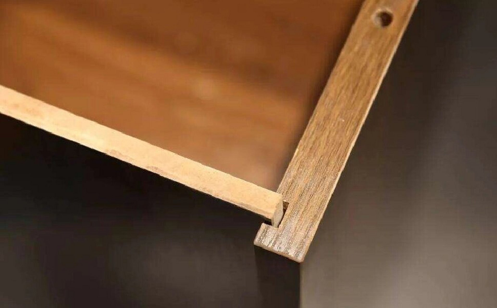 卡槽式衣柜背板与直接钉的背板有什么区别 卡槽式安装,有效保持柜体