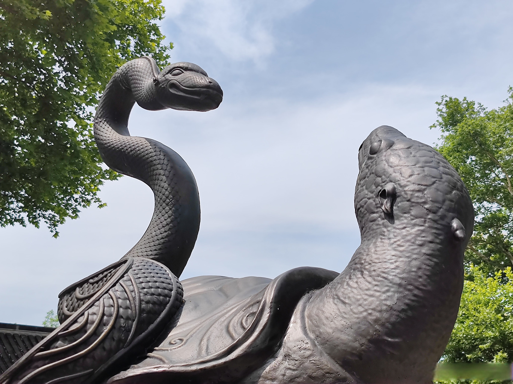 南京玄武湖玄武雕塑,龟蛇合体,翘首张望.