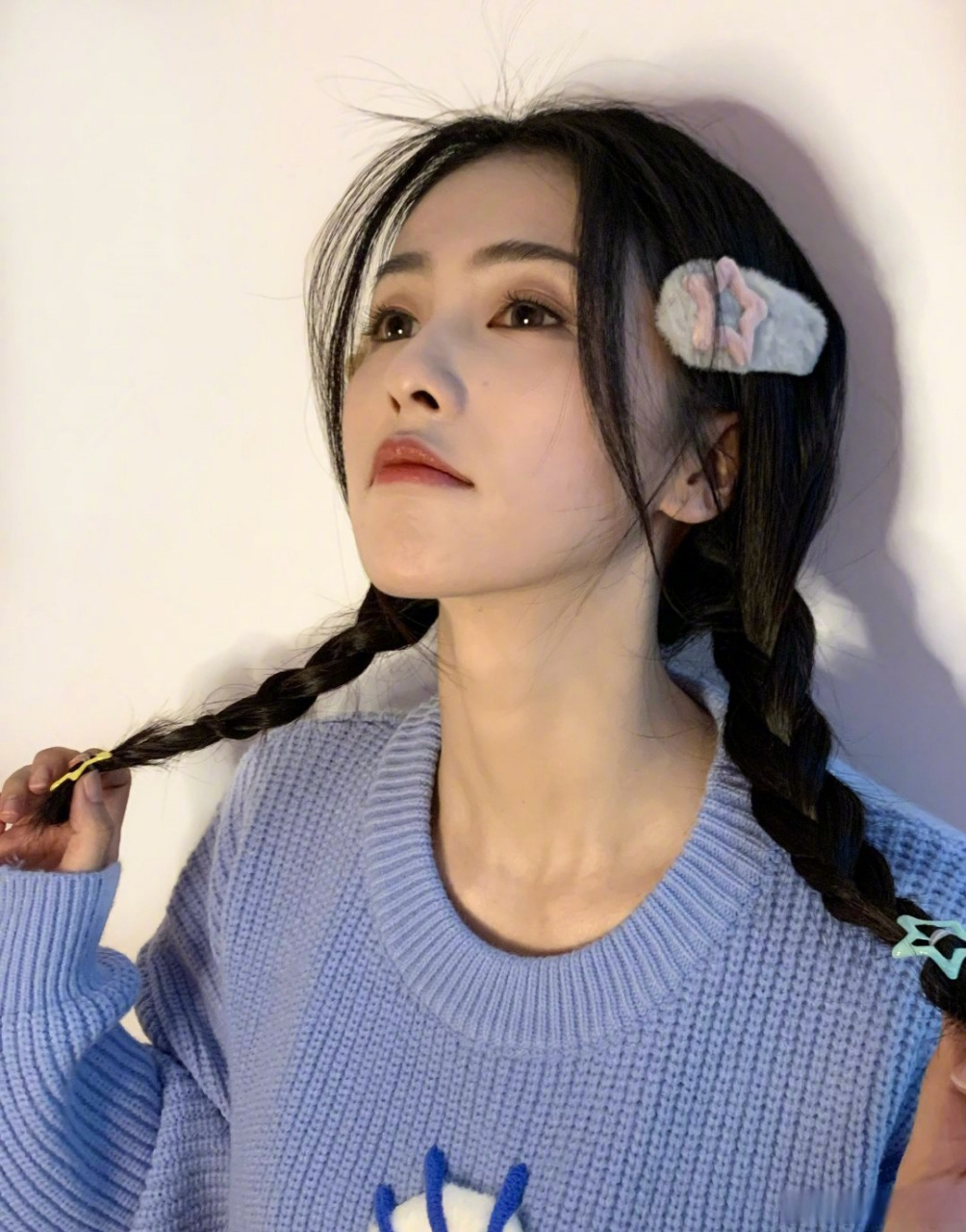 咪咕星鲜事##白鹿向粉丝展示秋裤# 冬日女友白鹿my 上线 围巾帽子小