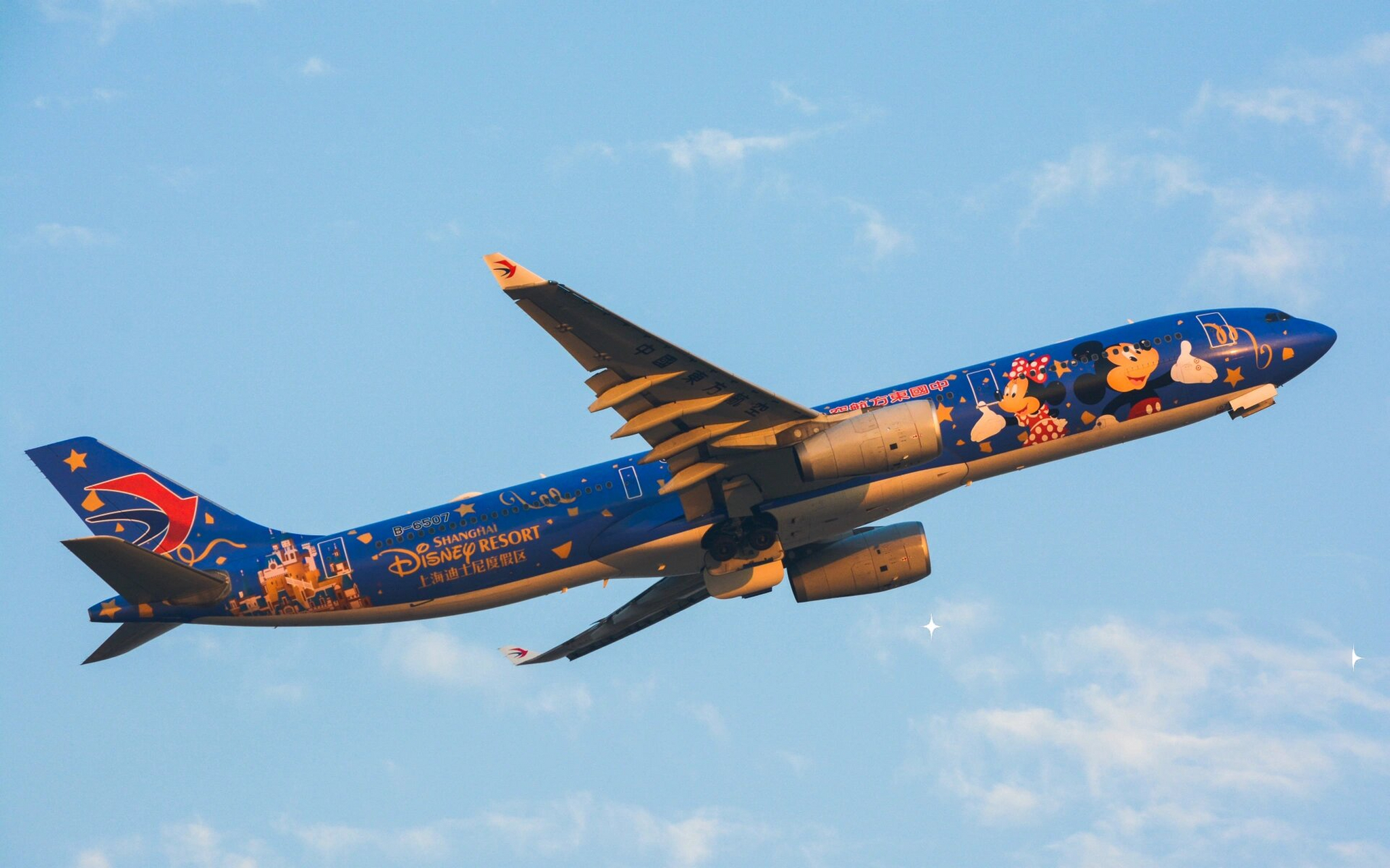 东航先后涂了6架上海迪士尼度假区的彩绘飞机