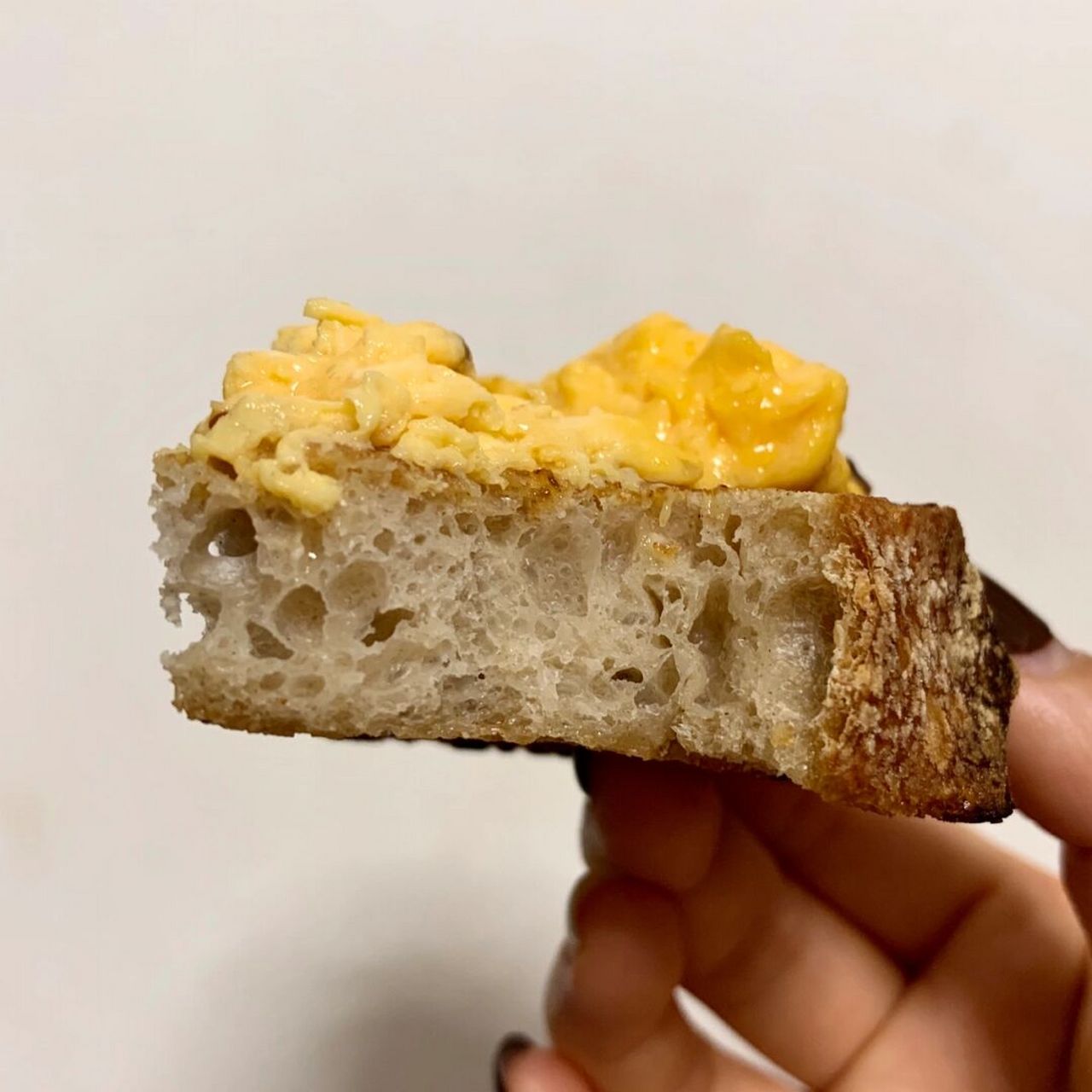 开放式滑蛋酸包 加入少许黄油,平底锅煎到两面金黄 外脆里软,慢嚼有胶