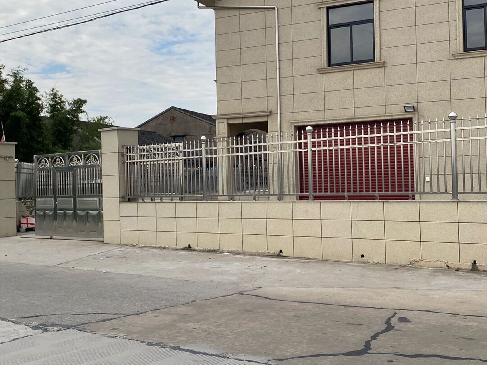 铝艺和不锈钢大门围栏 纠结院子大门和栏杆做不锈钢还是铝艺,质量和