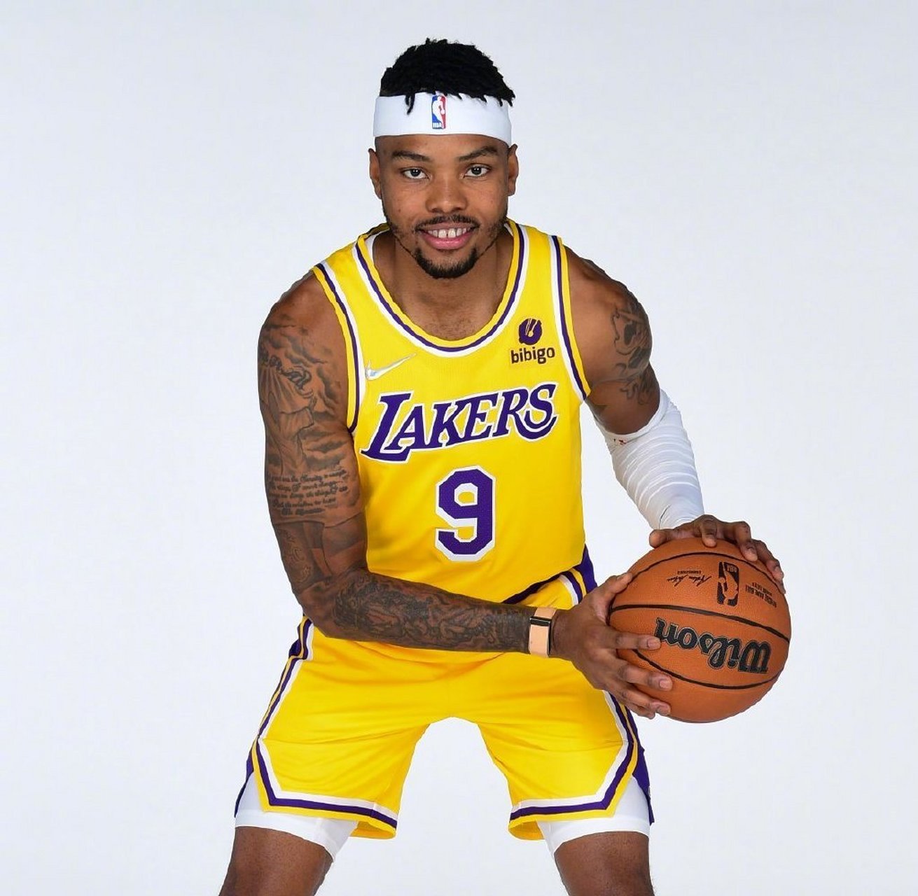 2021-22赛季,贝兹莫尔为湖人出战39场,场均3.4分1.8篮板