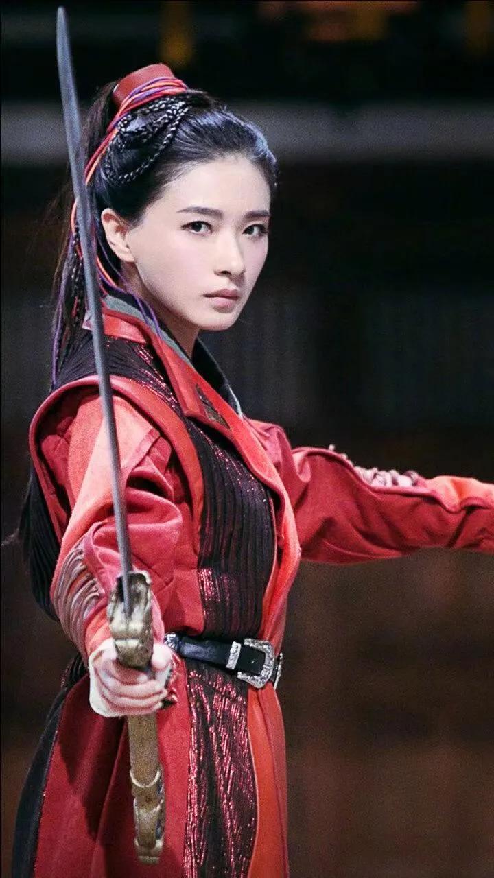 镖人是懂自我介绍文学的  觉得万茜 身上有阿育娅的影子,又酷又飒