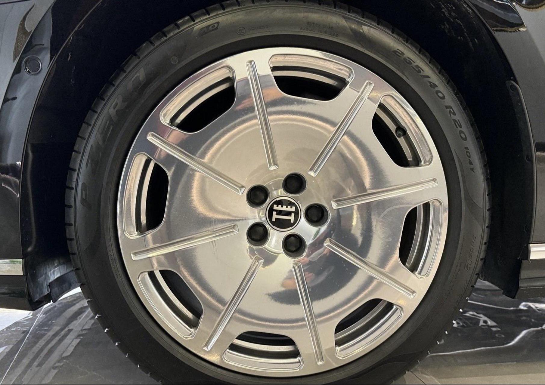 奥迪a8l 霍希v8龙年限定版1/50 2,076,800元 六横十二纵,银耳外后视镜