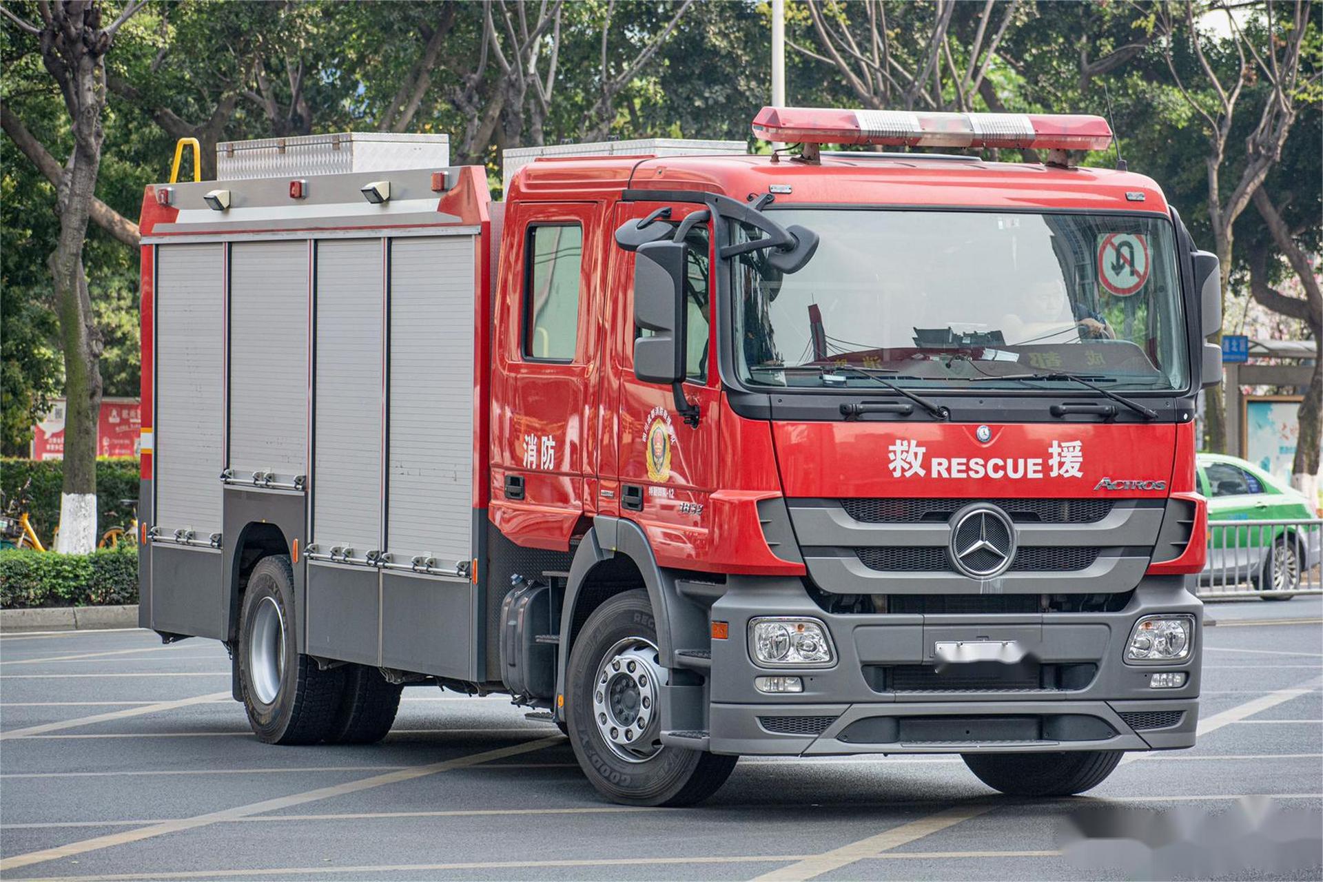 特四-12 上海金盾化学救援消防车 奔驰actros1832底盘 配置进口照明
