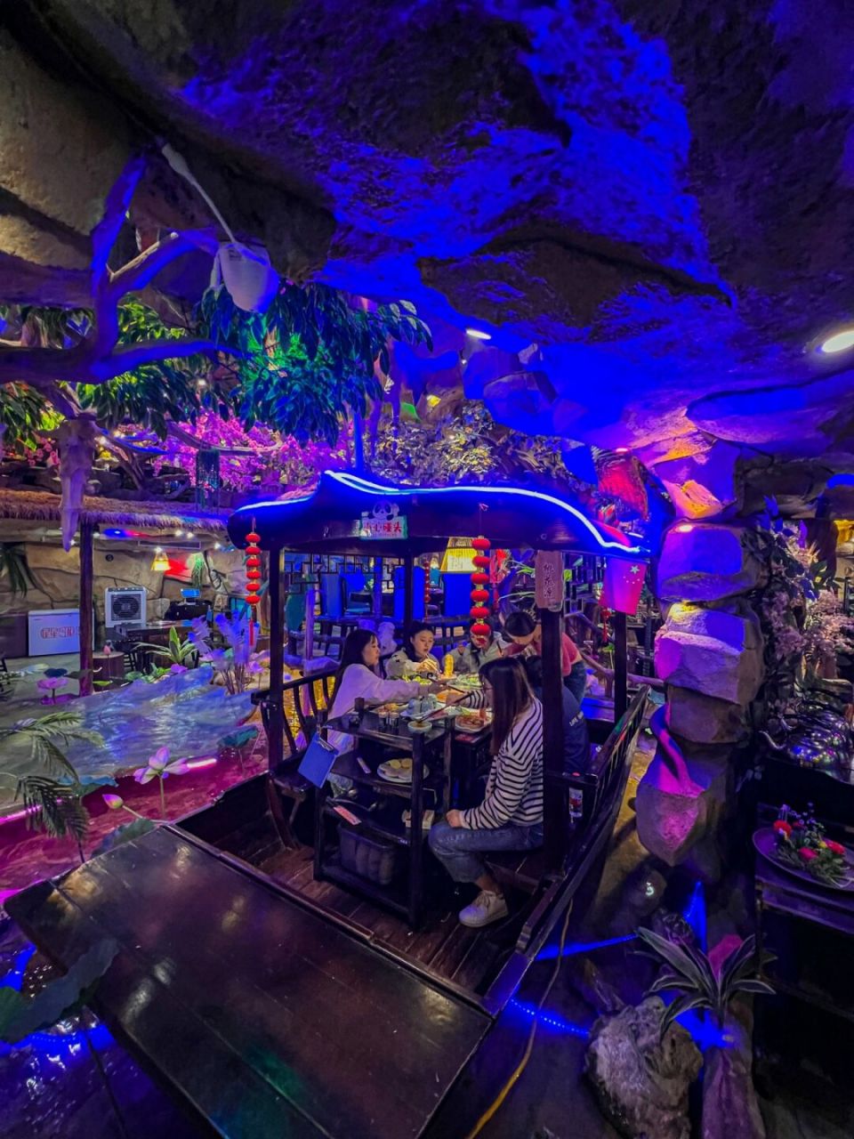 感谢山水溶洞火锅的探店邀请～ 重庆火锅真的太多花样了!