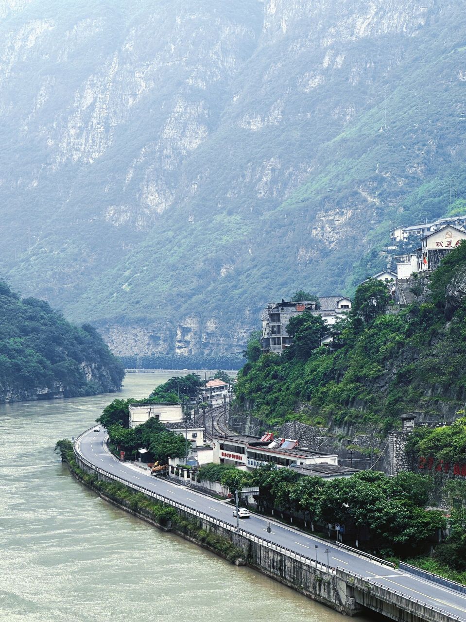 99金口河大峡谷游客中心 是商业街,有餐饮