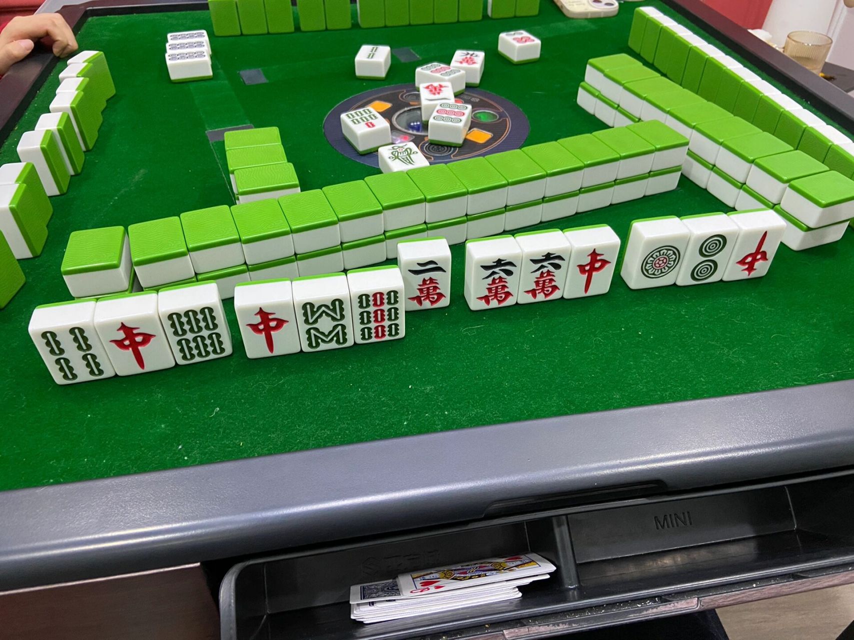 四个红中但没胡 到底是为什么 我百思不得其解 谁来教教我怎么打