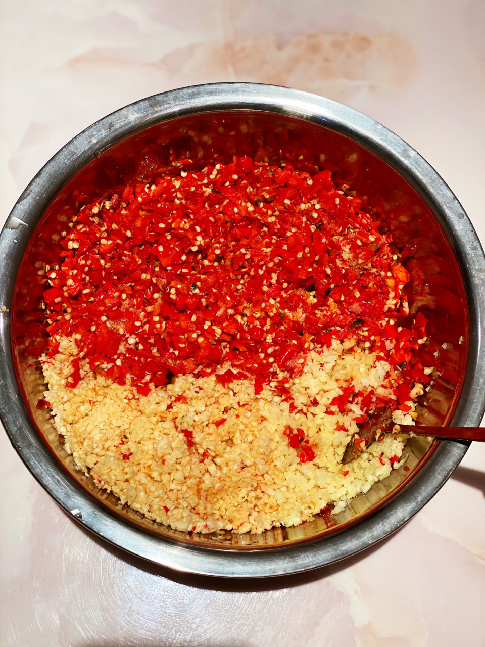 自制剁辣椒的做法 辣椒 蒜 姜  盐 白酒的比例 500g辣椒  蒜 姜 各150