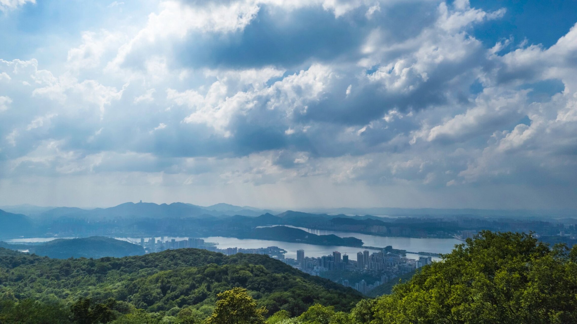 黄石市旅拍-月亮山 黄石月亮山位于湖北省黄石市,磁湖南岸,黄荆山东麓