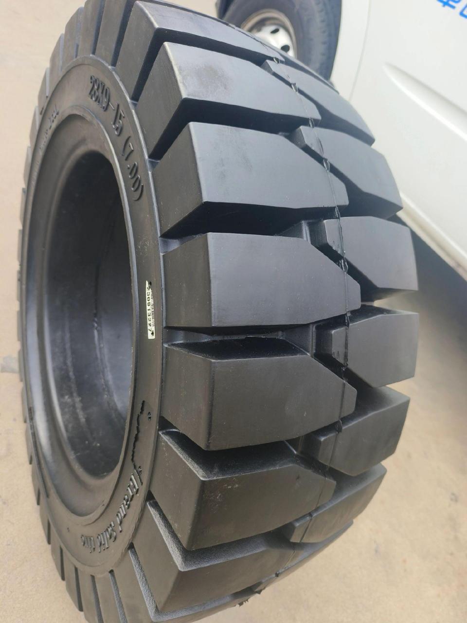 实心胎国威品牌 650-10 28x9-15 加深花纹,整体一个结构